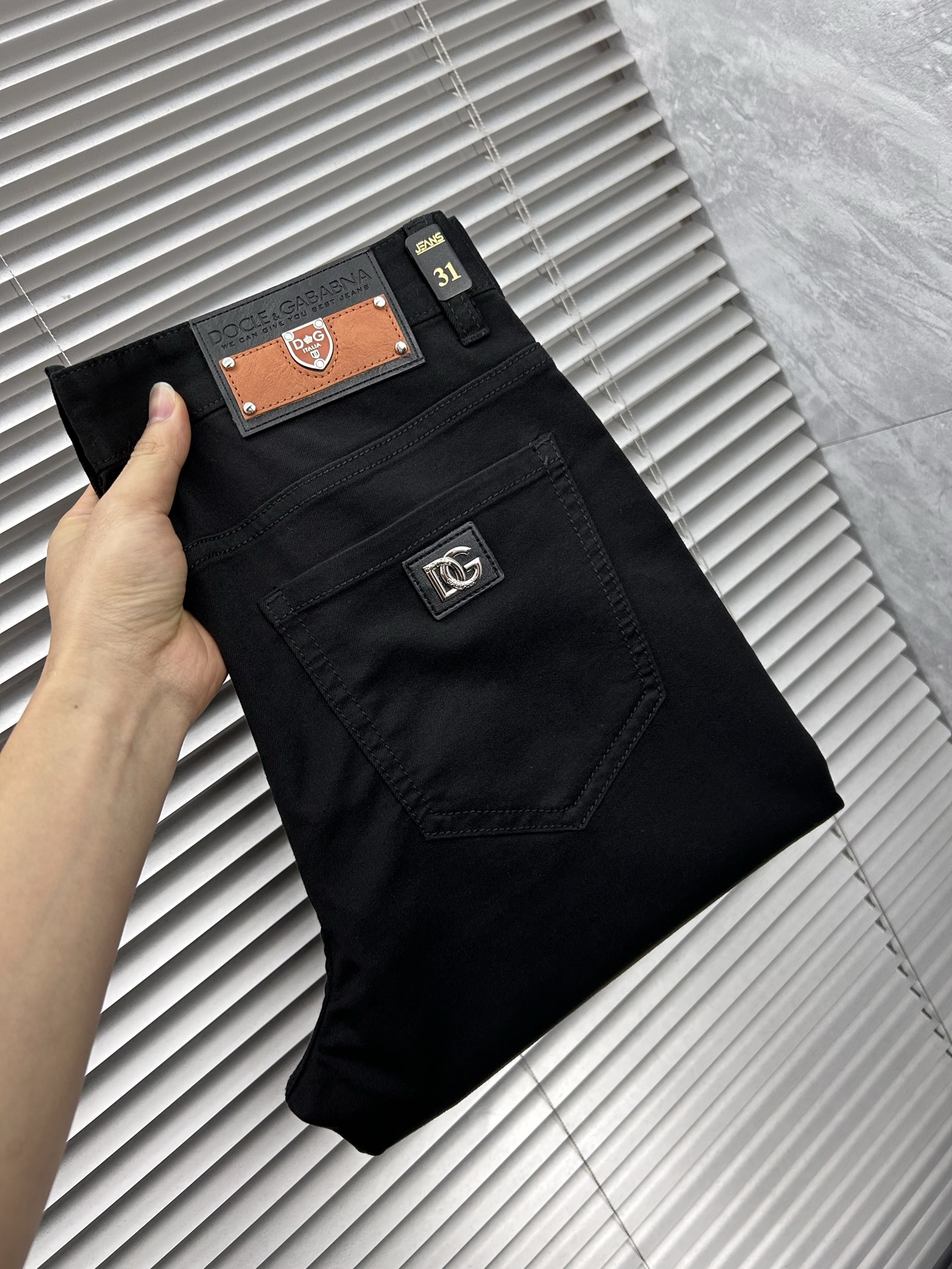 DG‘’。2026春夏高级时装感，超柔牛仔面料 , 顶级洗水牛仔裤。面料很特殊，超细精仿棉纱混纺，超柔舒