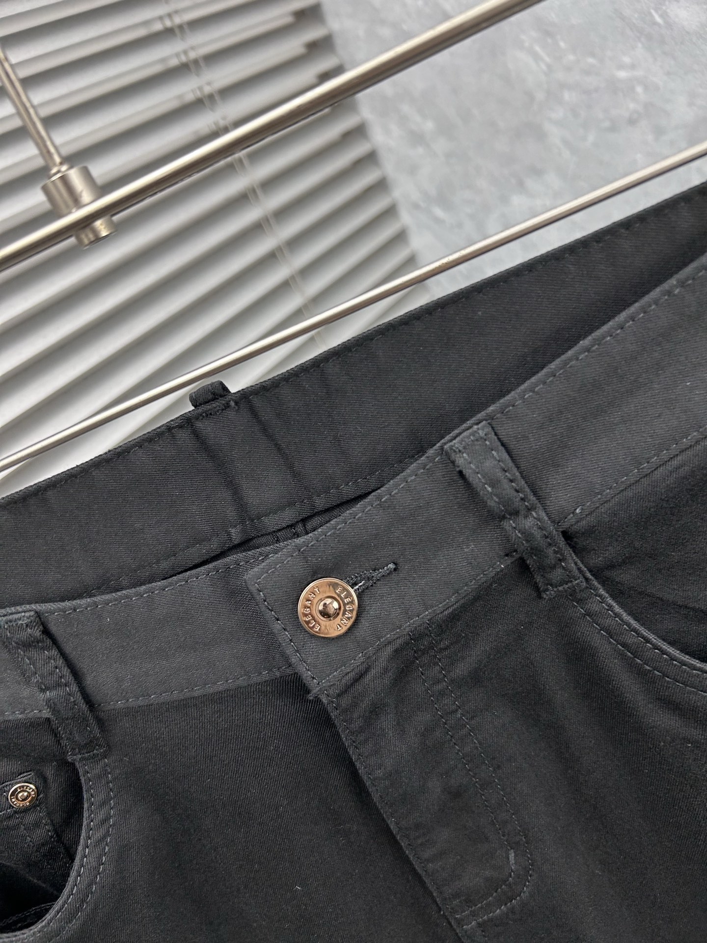 DG‘’。2026春夏高级时装感，超柔牛仔面料 , 顶级洗水牛仔裤。面料很特殊，超细精仿棉纱混纺，超柔舒