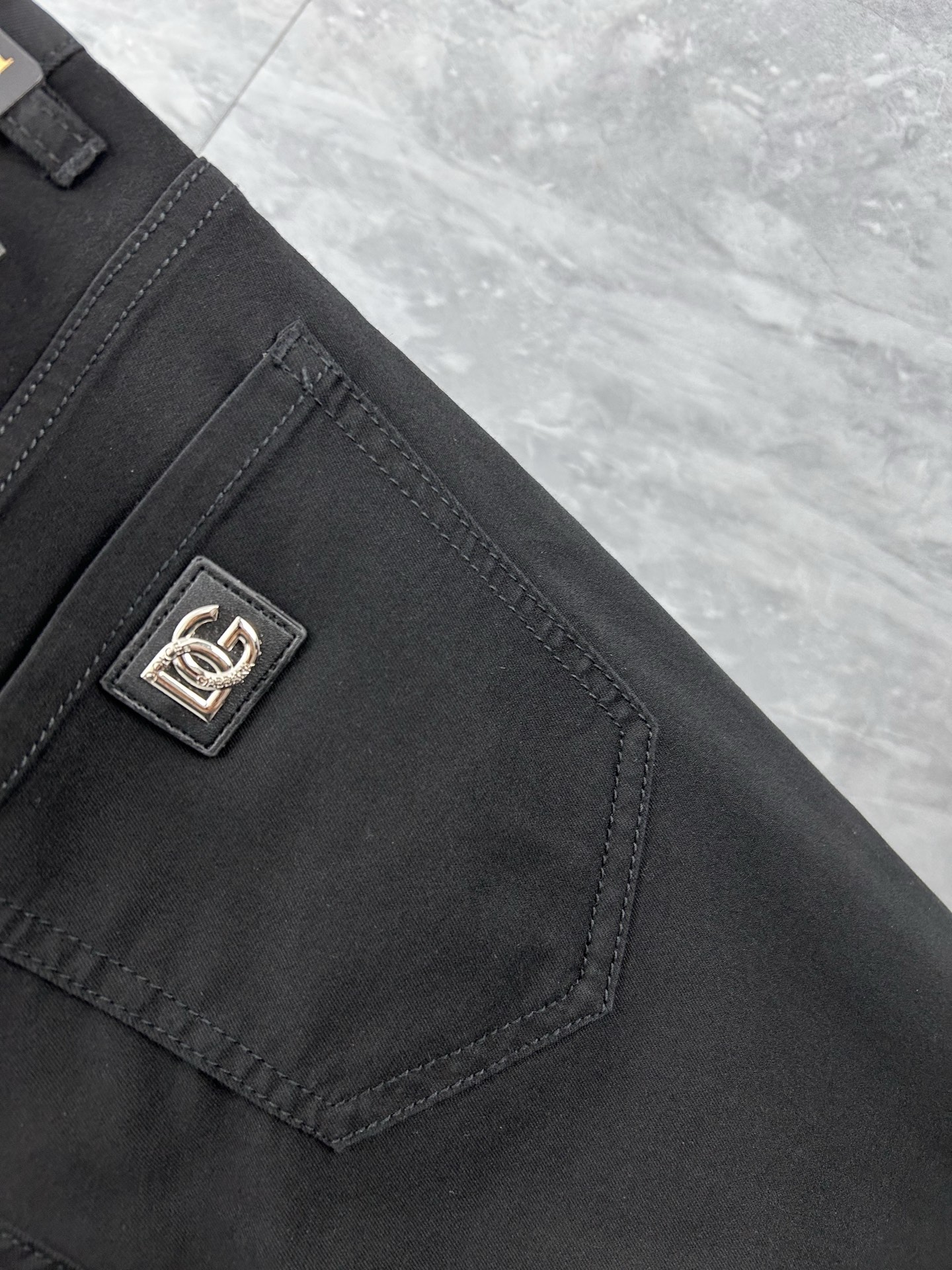 DG‘’。2026春夏高级时装感，超柔牛仔面料 , 顶级洗水牛仔裤。面料很特殊，超细精仿棉纱混纺，超柔舒