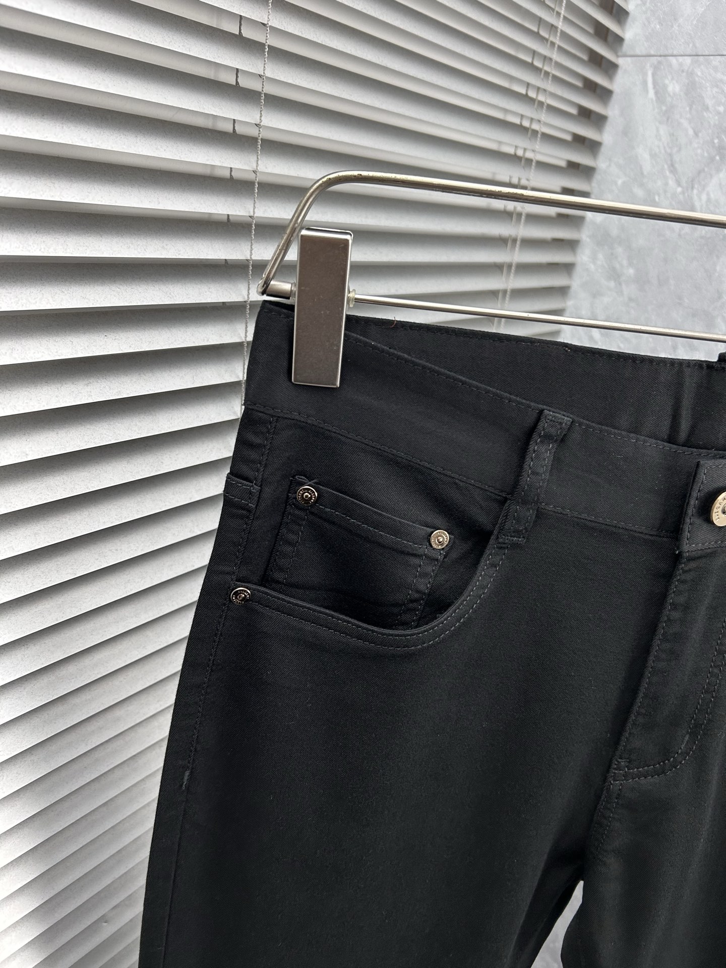 lv‘’。2026春夏高级时装感，超柔牛仔面料 , 顶级洗水牛仔裤。面料很特殊，超细精仿棉纱混纺，超柔舒