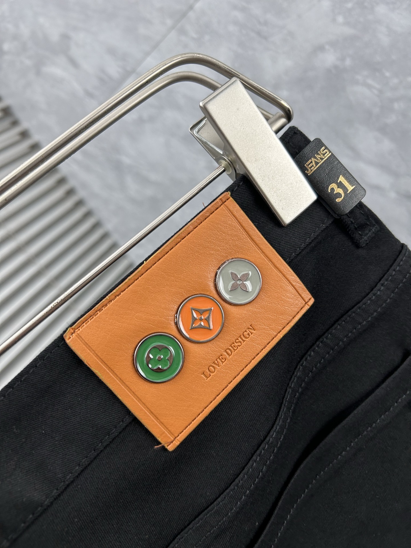 lv‘’。2026春夏高级时装感，超柔牛仔面料 , 顶级洗水牛仔裤。面料很特殊，超细精仿棉纱混纺，超柔舒