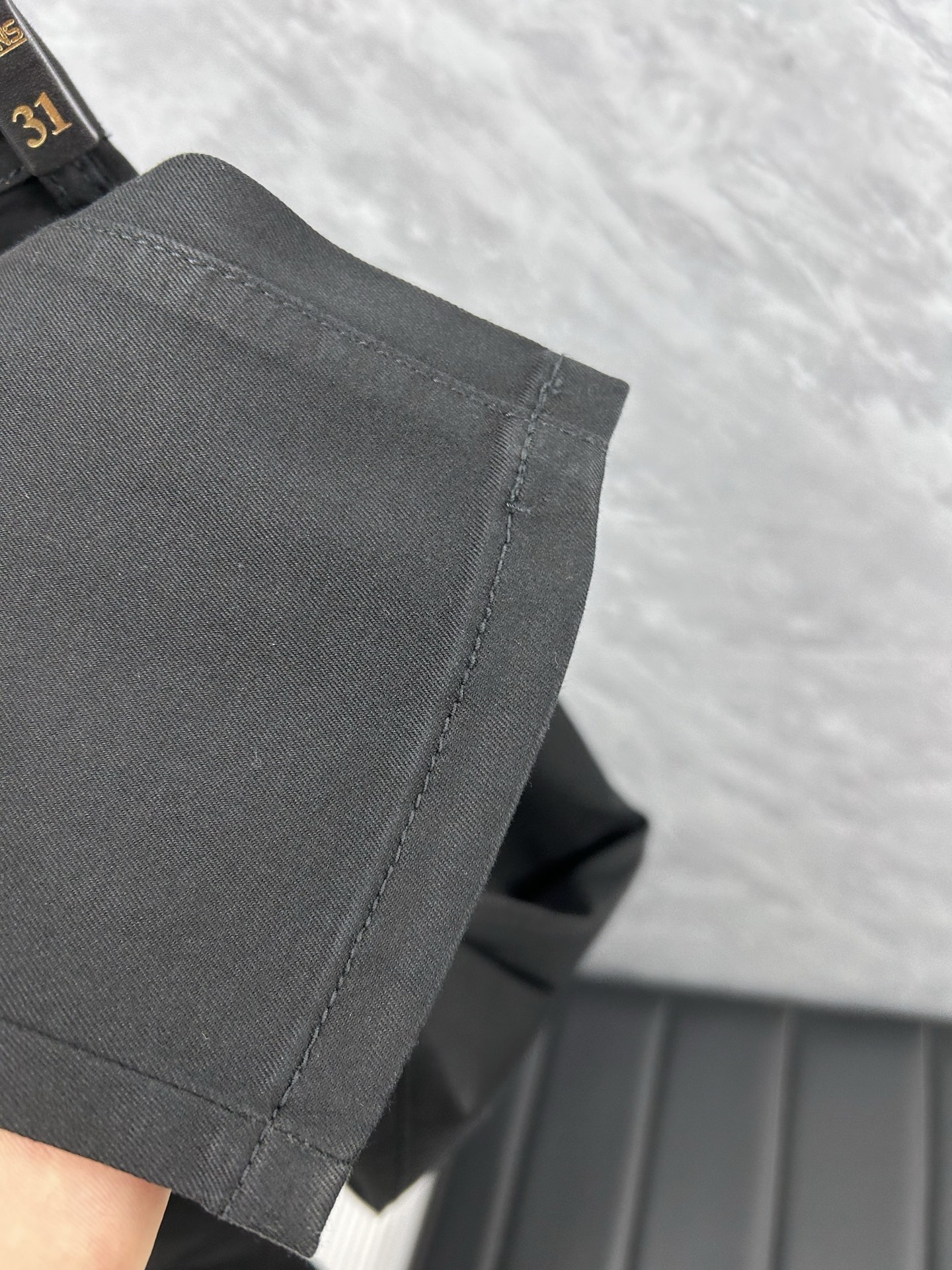 lv‘’。2026春夏高级时装感，超柔牛仔面料 , 顶级洗水牛仔裤。面料很特殊，超细精仿棉纱混纺，超柔舒