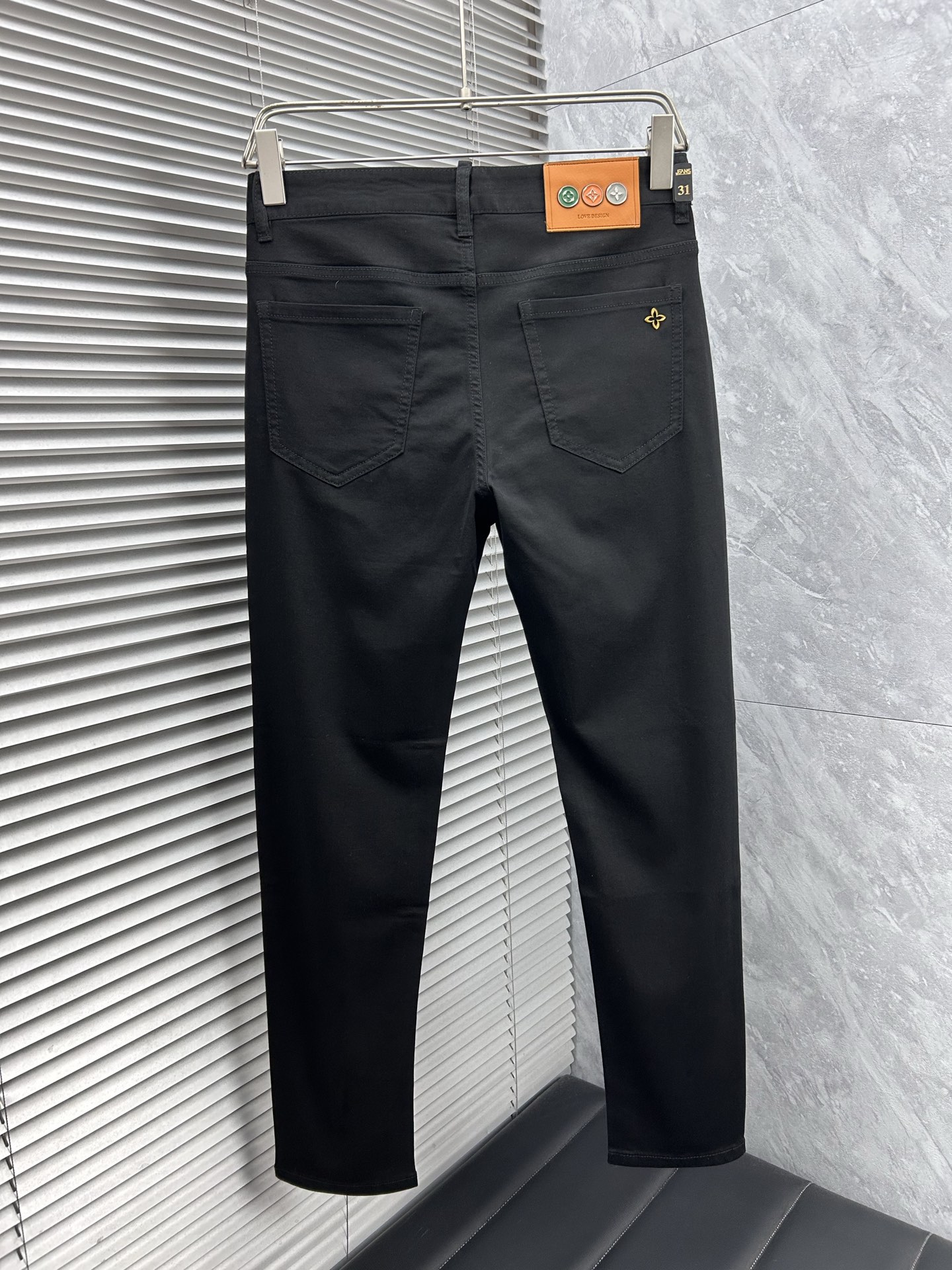 lv‘’。2026春夏高级时装感，超柔牛仔面料 , 顶级洗水牛仔裤。面料很特殊，超细精仿棉纱混纺，超柔舒