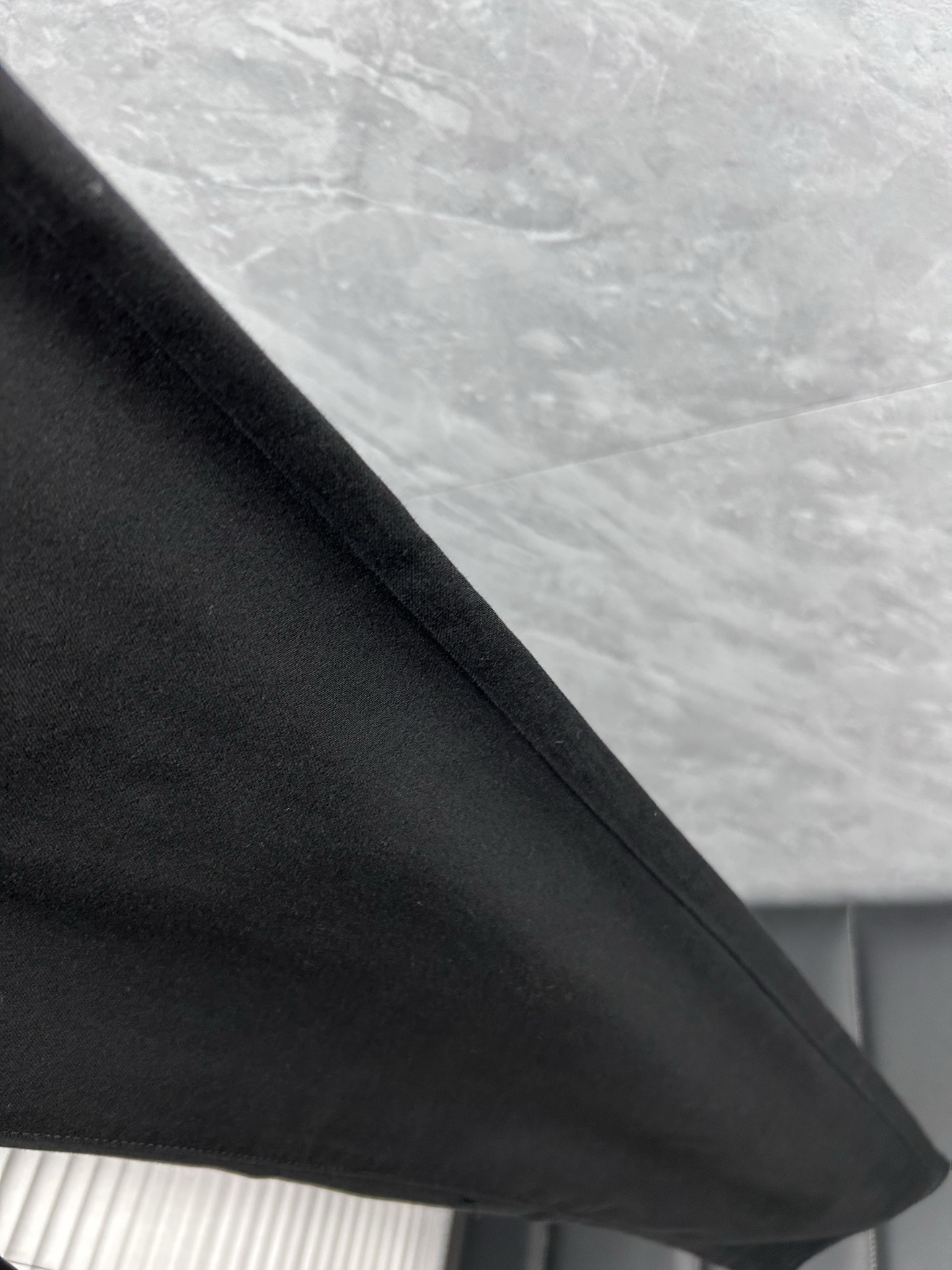 lv‘’。2026春夏高级时装感，超柔牛仔面料 , 顶级洗水牛仔裤。面料很特殊，超细精仿棉纱混纺，超柔舒