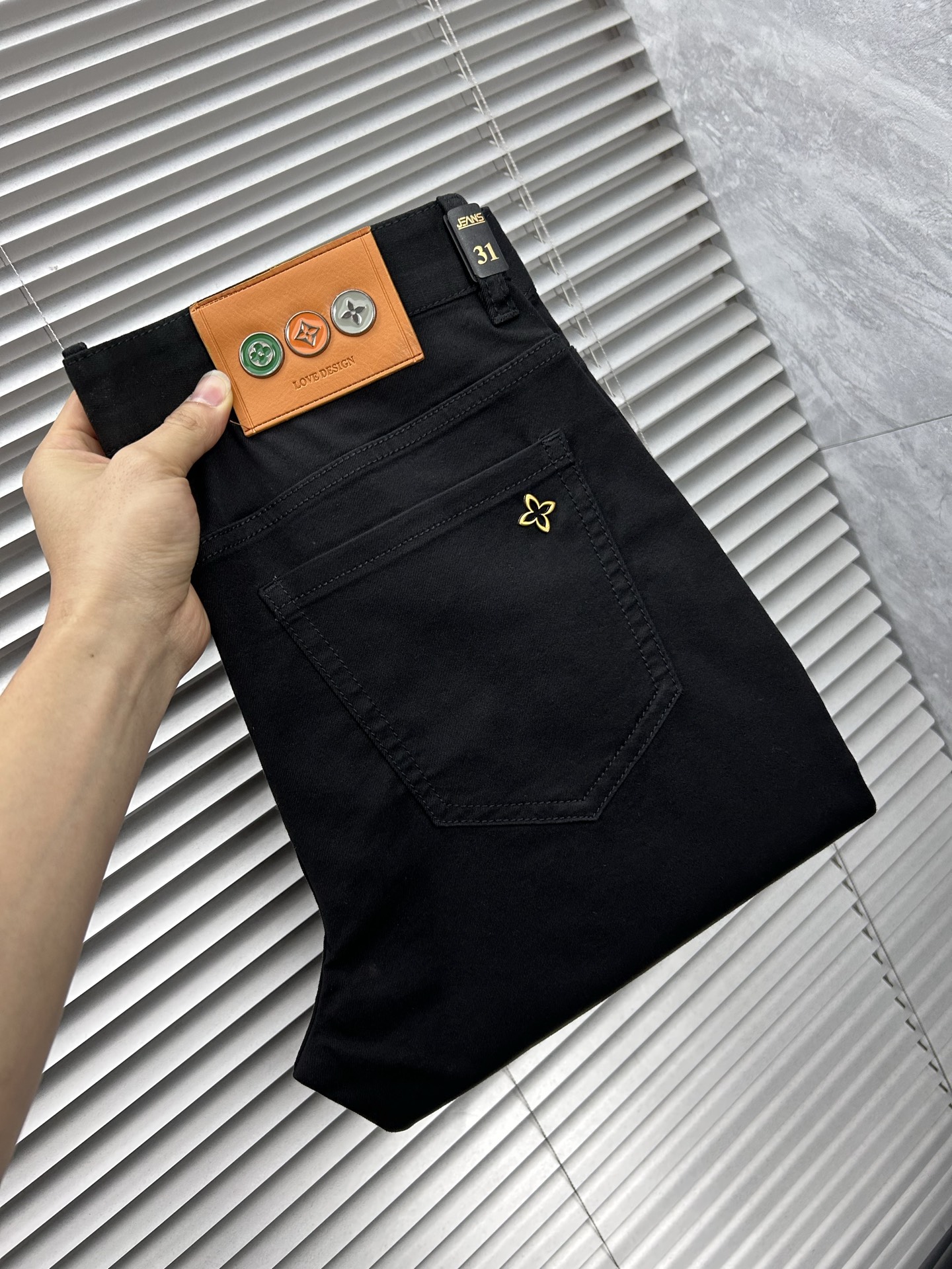 lv‘’。2026春夏高级时装感，超柔牛仔面料 , 顶级洗水牛仔裤。面料很特殊，超细精仿棉纱混纺，超柔舒