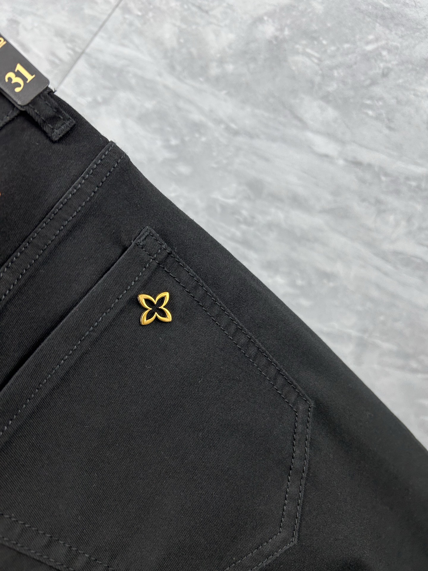 lv‘’。2026春夏高级时装感，超柔牛仔面料 , 顶级洗水牛仔裤。面料很特殊，超细精仿棉纱混纺，超柔舒