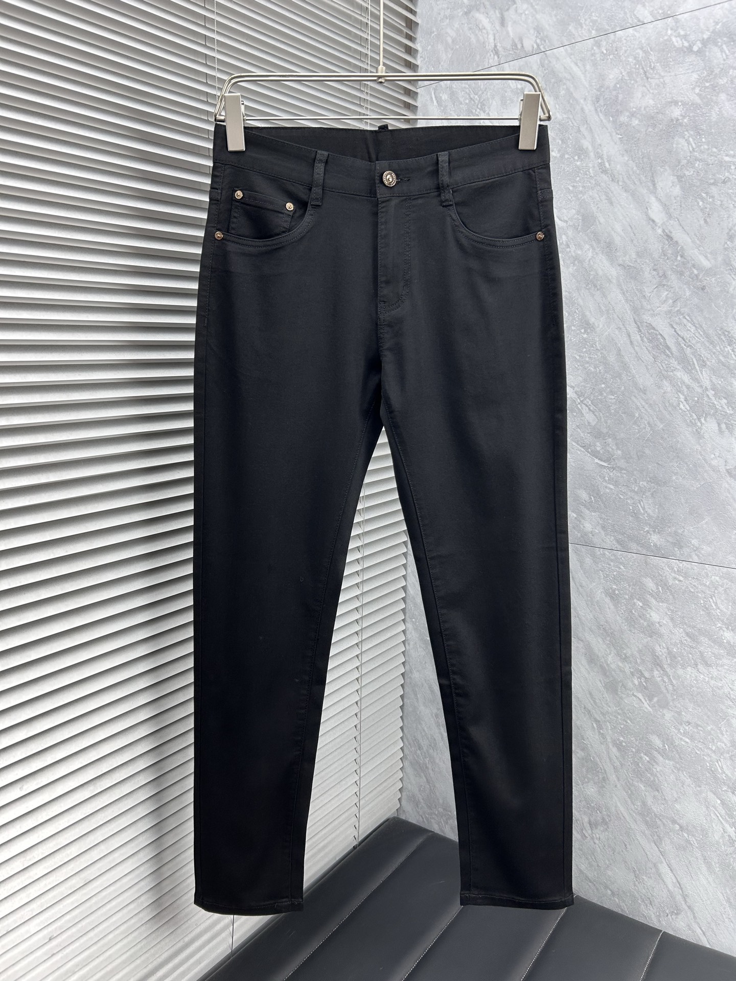 lv‘’。2026春夏高级时装感，超柔牛仔面料 , 顶级洗水牛仔裤。面料很特殊，超细精仿棉纱混纺，超柔舒