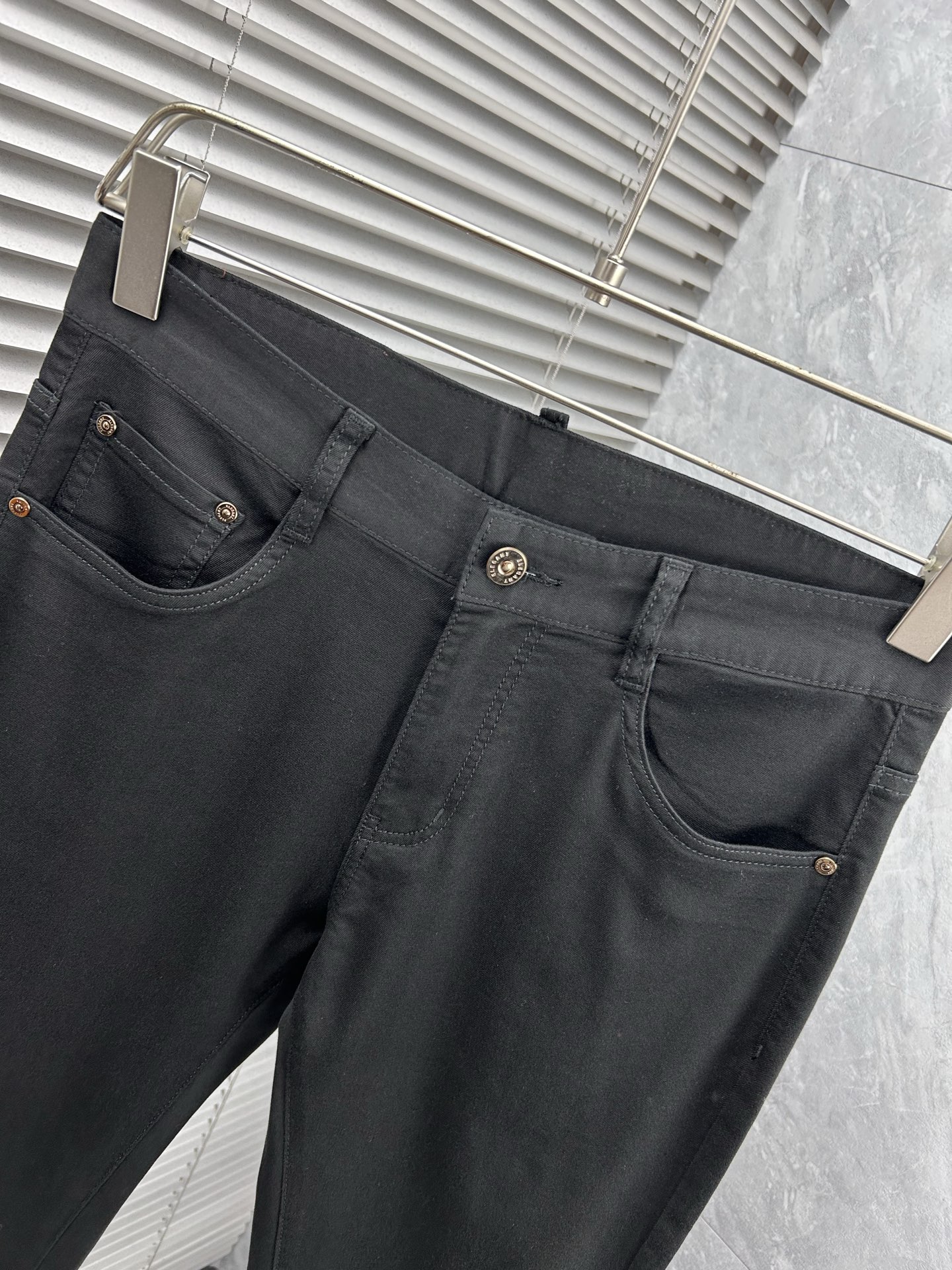 lv‘’。2026春夏高级时装感，超柔牛仔面料 , 顶级洗水牛仔裤。面料很特殊，超细精仿棉纱混纺，超柔舒