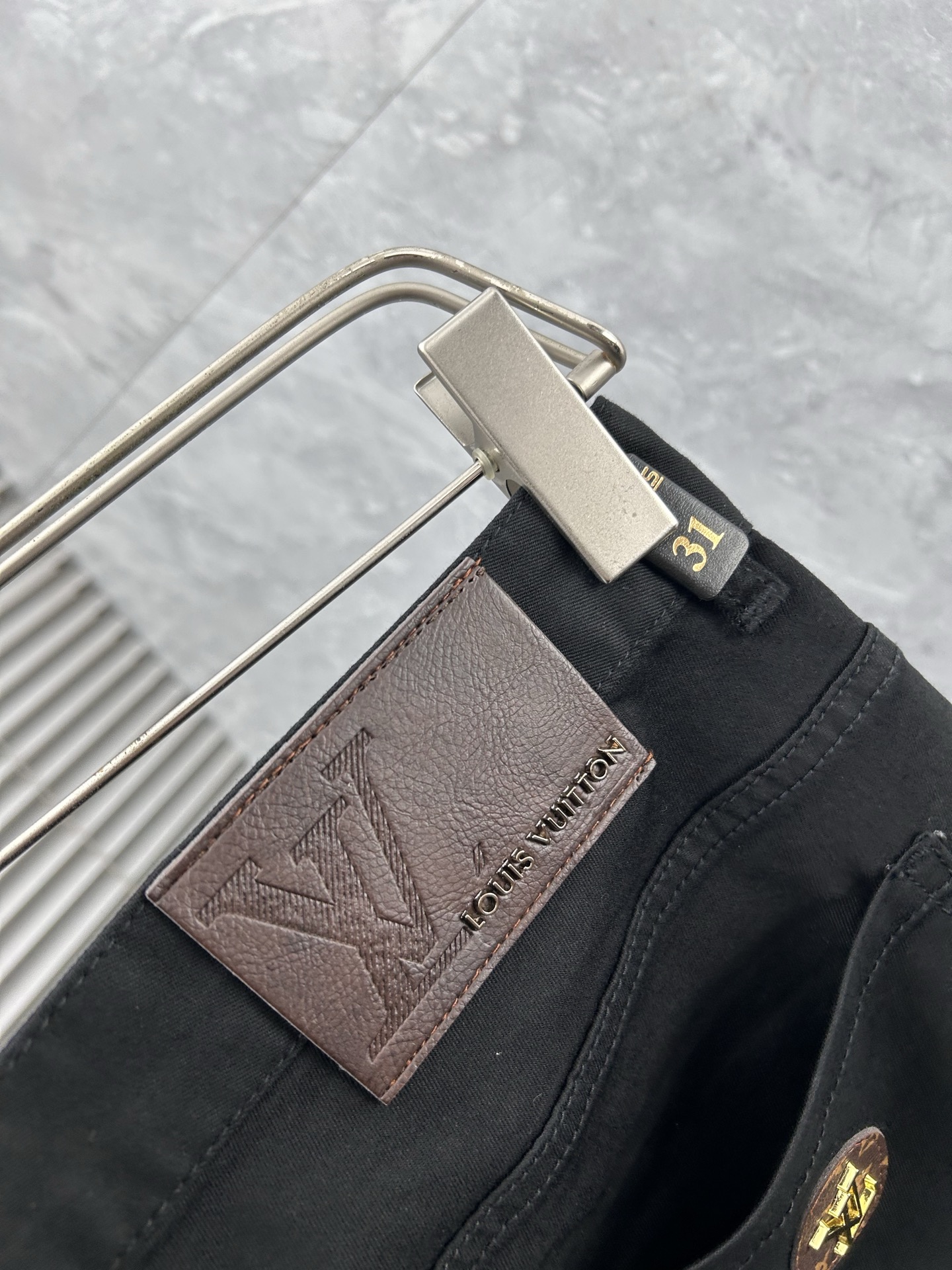 lv‘’。2026春夏高级时装感，超柔牛仔面料 , 顶级洗水牛仔裤。面料很特殊，超细精仿棉纱混纺，超柔舒