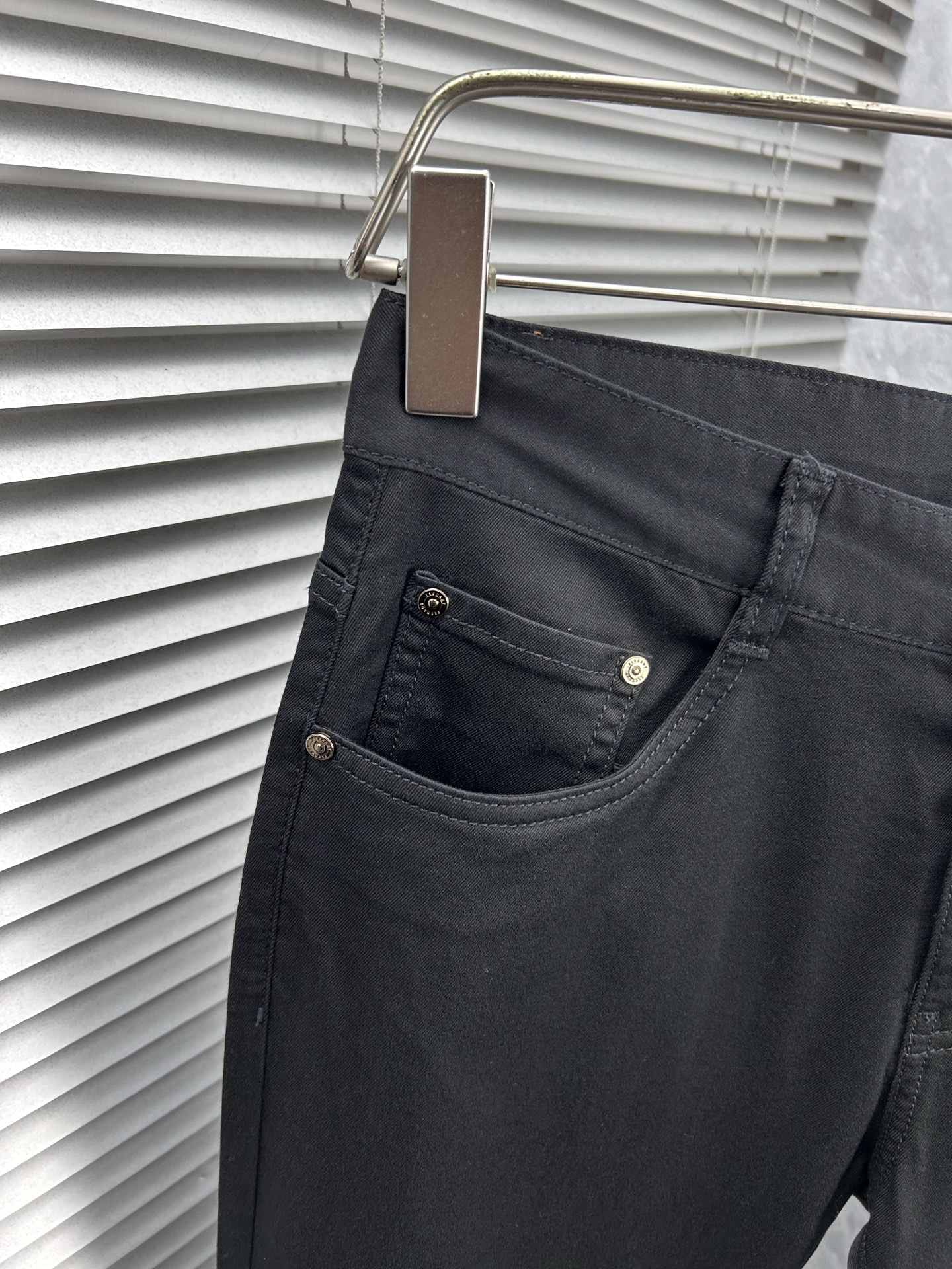 lv‘’。2026春夏高级时装感，超柔牛仔面料 , 顶级洗水牛仔裤。面料很特殊，超细精仿棉纱混纺，超柔舒