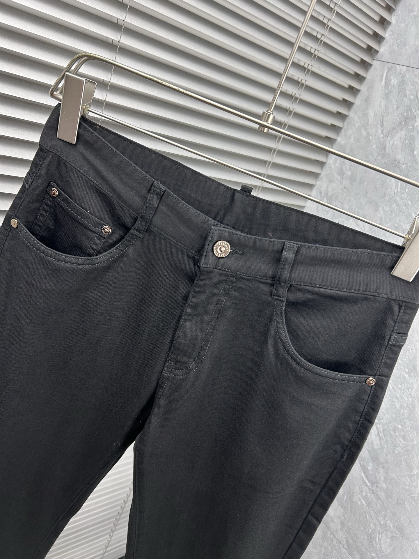 lv‘’。2026春夏高级时装感，超柔牛仔面料 , 顶级洗水牛仔裤。面料很特殊，超细精仿棉纱混纺，超柔舒