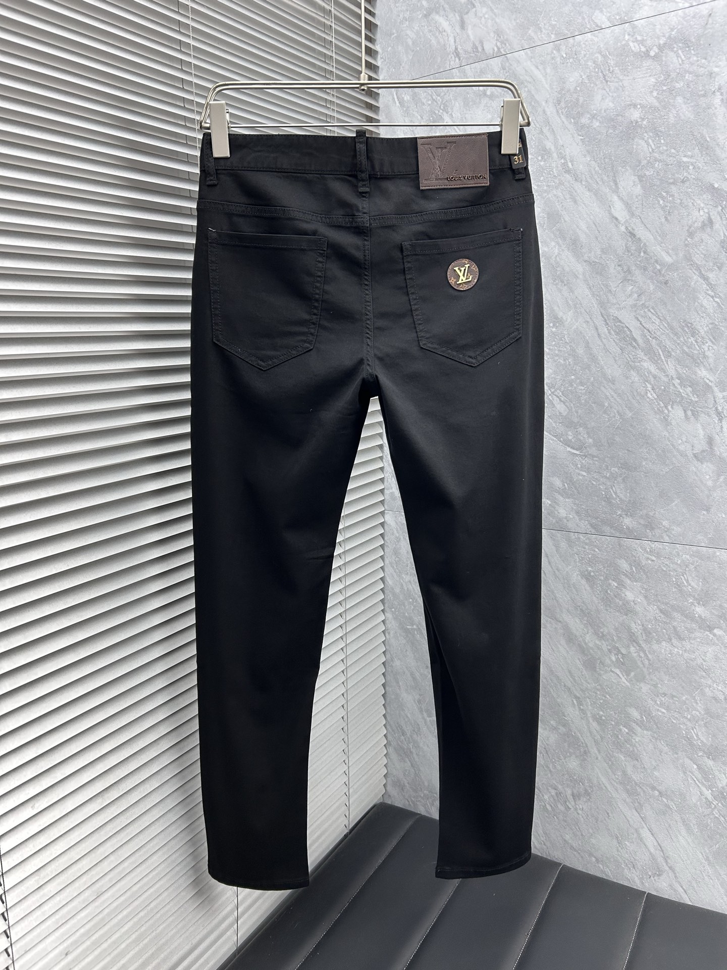 lv‘’。2026春夏高级时装感，超柔牛仔面料 , 顶级洗水牛仔裤。面料很特殊，超细精仿棉纱混纺，超柔舒