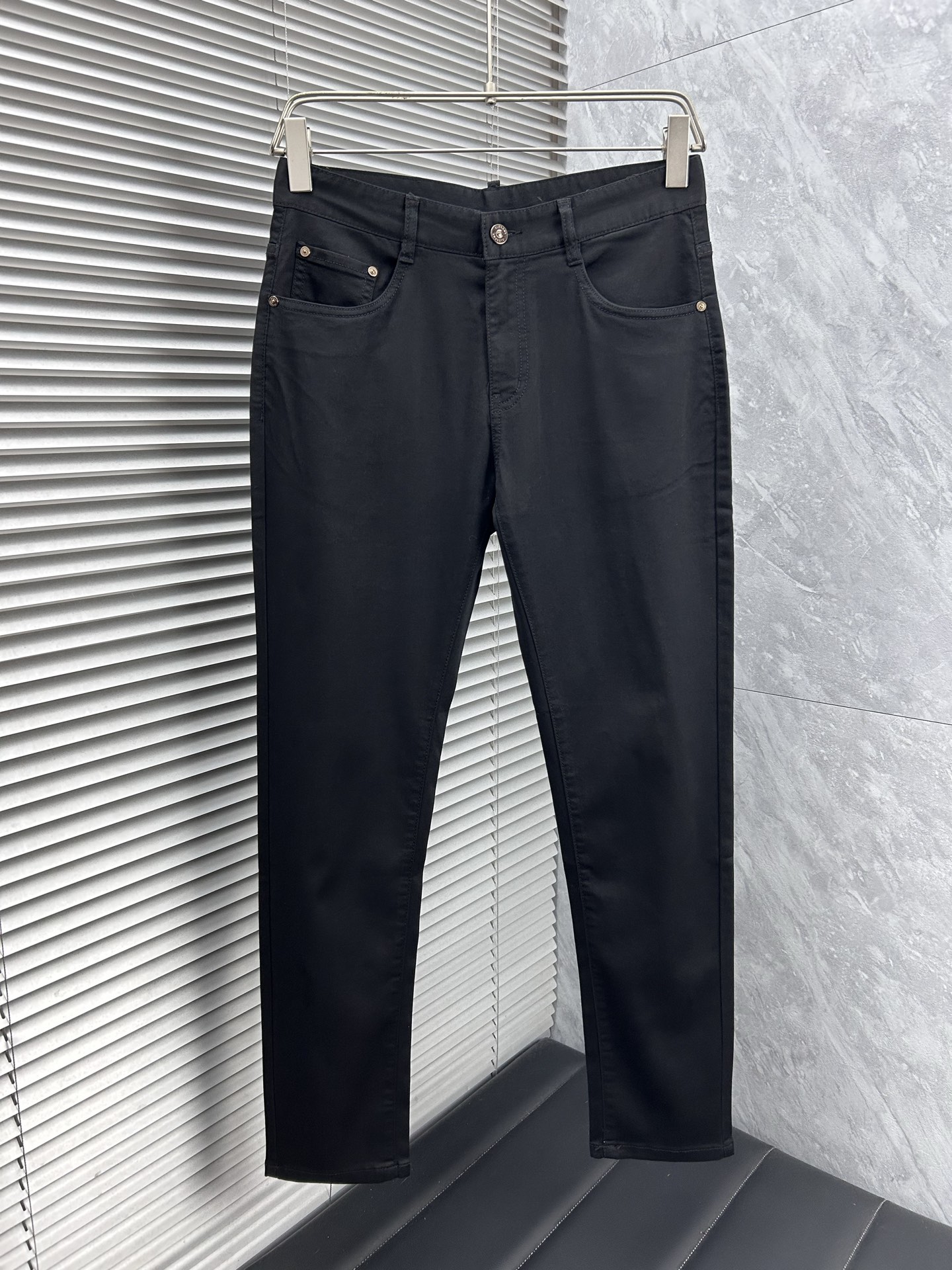 lv‘’。2026春夏高级时装感，超柔牛仔面料 , 顶级洗水牛仔裤。面料很特殊，超细精仿棉纱混纺，超柔舒