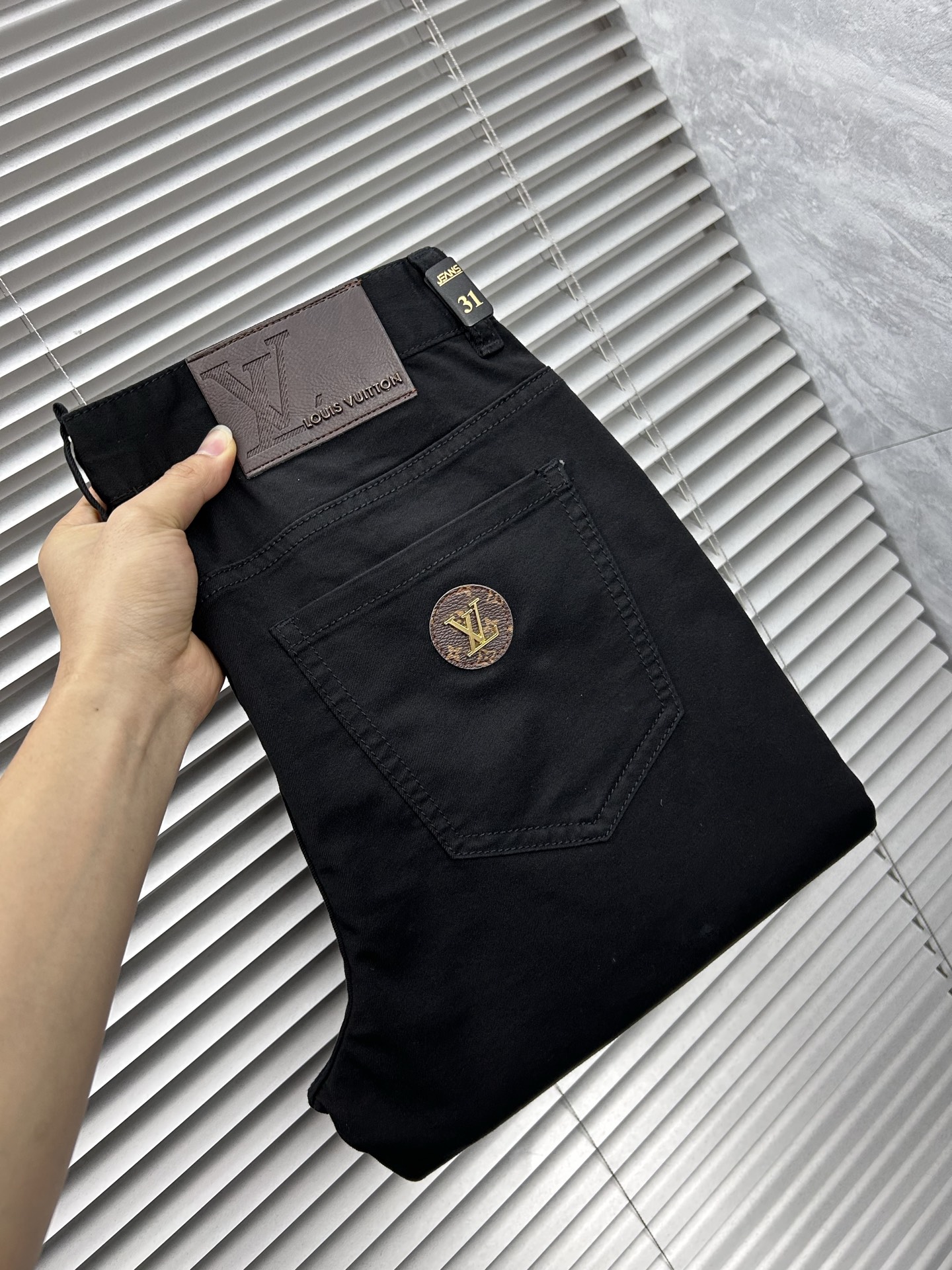 lv‘’。2026春夏高级时装感，超柔牛仔面料 , 顶级洗水牛仔裤。面料很特殊，超细精仿棉纱混纺，超柔舒