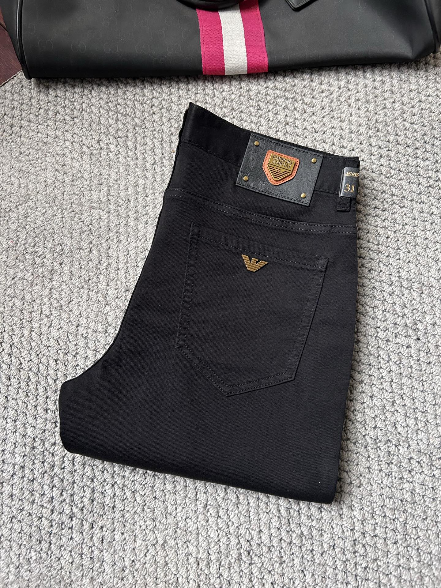 NO:908392,Ama'. 2026 spring and summer high fashion sense, super soft denim fabric, top-quality washed jeans. The fabric is very special, super fine imitation cotton yarn blend, super soft and comfortable. It has the casual and casual feel of denim, but also has a relaxed and fashionable feel. The fabric surface is refreshing, slightly elastic, super soft and can be worn for a long time. The entire pair of trousers is made of traditional hand-rubbing technology, and is washed with natural stone and light fermentation. The details are exquisite.  Size 29-38,,jeans,19860909阿玛‘’.2026春夏高级时装感,超柔牛仔面料 , 顶级洗水牛仔裤. 面料很特殊,超细精仿棉纱混纺,超柔舒适感. 具备牛仔随性感 ,休闲感 ,5亦有轻松感 ,时尚感. 布面清爽,微弹力,超柔穿着时间长, 整条裤子全传统手擦工艺,自然石磨轻酵洗水.细节精致感. 尺码29-38,,jeans,,Men's clothing