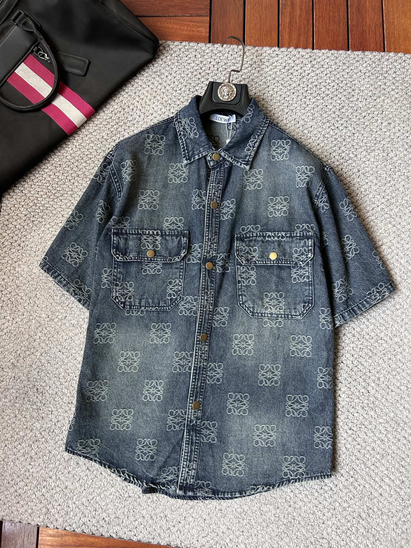 NO:934577,Luoyi's short-sleeved shirt-style denim jacket is made of imported denim fabrics, logo jacquard, heavy industrial washing, shirt-type top jacket, embellished with hardware buttons, crisp and stylish, a unique new interpretation of the angle, fashionable and versatile choice!  Size M-3XL,,loewe,jackets & coats,T-shirt,19860909罗意‘’短袖衬衣款牛仔外套 精选进口丹宁牛仔面料,logo提花,重工洗水,衬衣型上衣外套,五金纽扣点缀,挺括有型,独有的角度全新演绎 时尚百搭首选！码数M-3XL,,loewe,jackets & coats,T-shirt,,Men's clothing