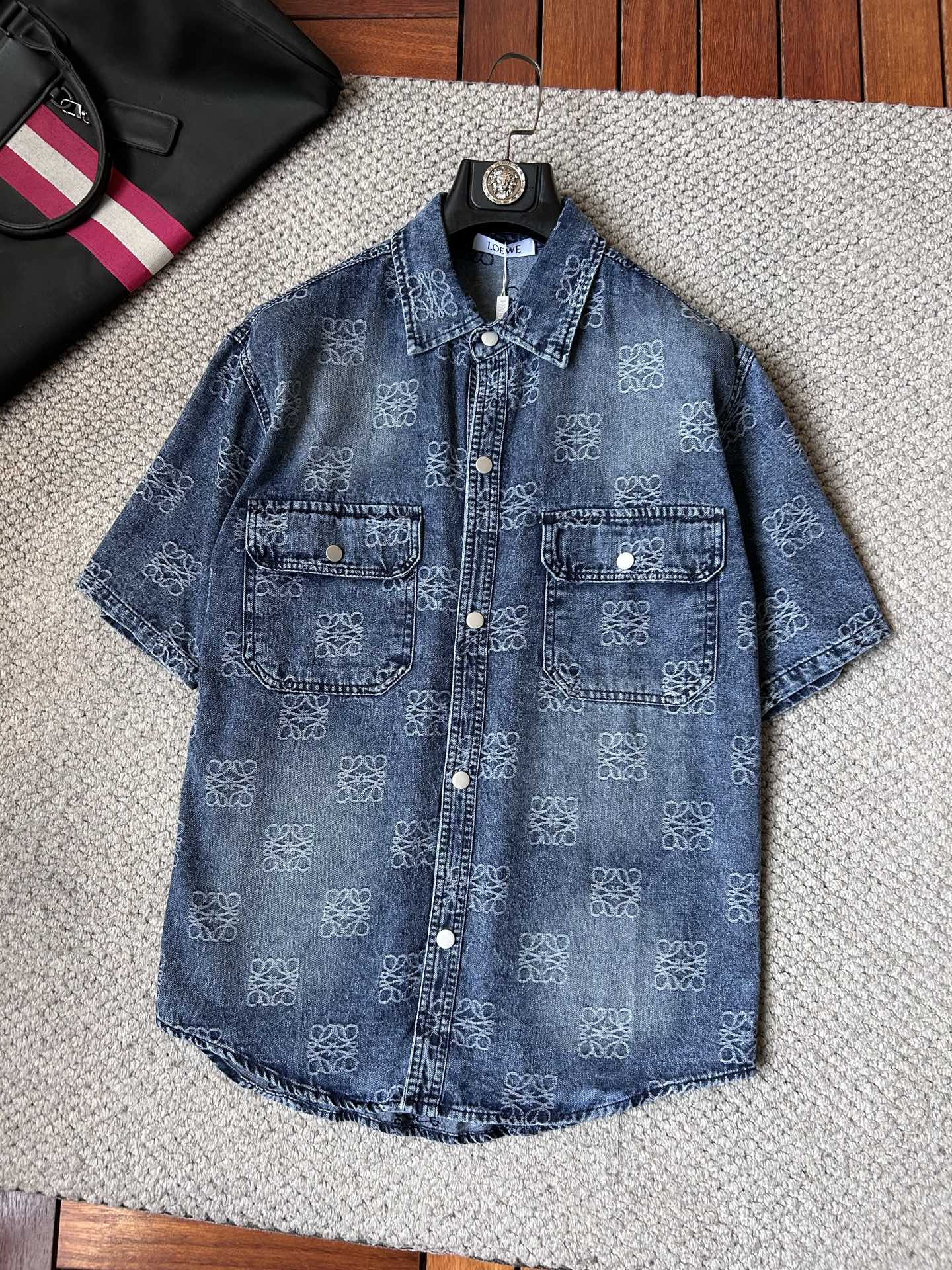 NO:908413,Luo Yi's short-sleeved shirt-style denim jacket is made of imported denim fabrics, logo jacquard, heavy industrial washing, shirt-type top jacket, embellished with hardware buttons, crisp and stylish, a unique new interpretation of the angle, fashionable and versatile choice!  Size M-3XL,,loewe,jackets & coats,T-shirt,19860909罗意 ‘’短袖衬衣款牛仔外套 精选进口丹宁牛仔面料,logo提花,重工洗水,衬衣型上衣外套,五金纽扣点缀,挺括有型,独有的角度全新演绎 时尚百搭首选！码数M-3XL,,loewe,jackets & coats,T-shirt,,Men's clothing