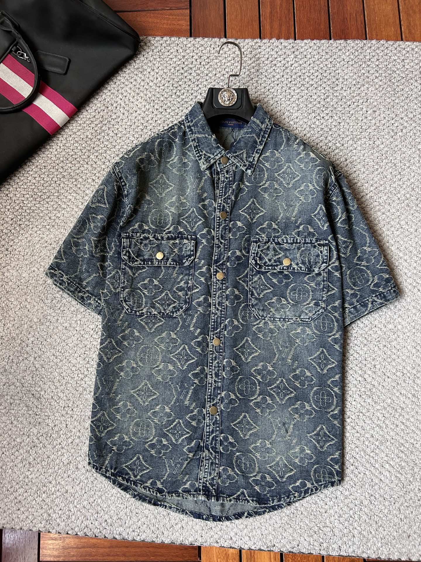 NO:934574,LV’s short-sleeved shirt-style denim jacket is made of imported denim fabric, logo jacquard, heavy industrial washing, shirt-type top jacket, embellished with hardware buttons, crisp and stylish, a new interpretation from a unique angle, fashionable and versatile!  Size M-3XL,,louis vuitton,jackets & coats,T-shirt,19860909LV ‘’短袖衬衣款牛仔外套 精选进口丹宁牛仔面料,logo提花,重工洗水,衬衣型上衣外套,五金纽扣点缀,挺括有型,独有的角度全新演绎 时尚百搭首选！码数M-3XL,,louis vuitton,jackets & coats,T-shirt,,Men's clothing