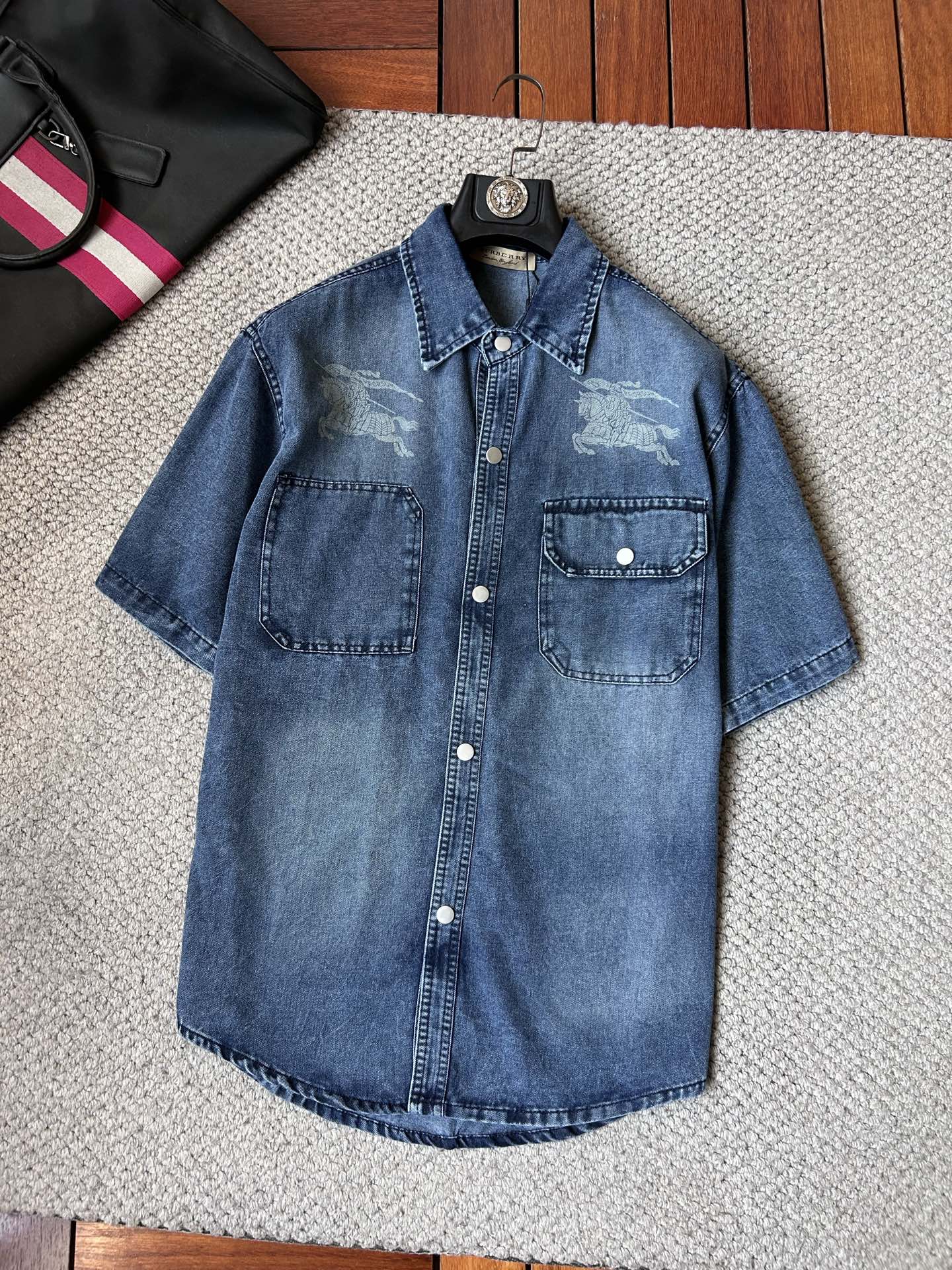 NO:908418,Babao’s short-sleeved shirt style denim jacket is made of imported denim fabrics, logo jacquard, heavy industrial washing, shirt-type top jacket, embellished with hardware buttons, crisp and stylish, a unique new interpretation of the angle, fashionable and versatile choice!  Size M-3XL,,burberry,jackets & coats,T-shirt,19860909巴宝 ‘’短袖衬衣款牛仔外套 精选进口丹宁牛仔面料,logo提花,重工洗水,衬衣型上衣外套,五金纽扣点缀,挺括有型,独有的角度全新演绎 时尚百搭首选！码数M-3XL,,burberry,jackets & coats,T-shirt,,Men's clothing