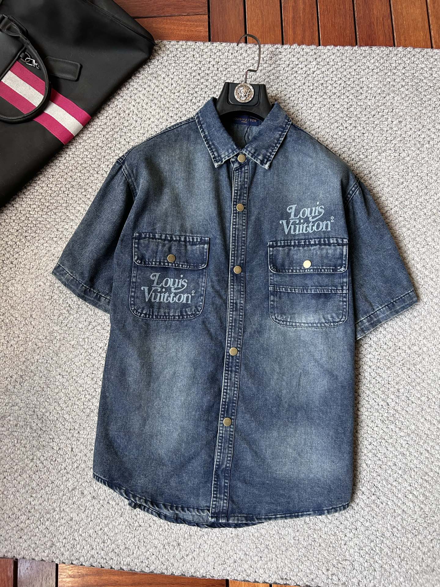 NO:934571,LV’s short-sleeved shirt-style denim jacket is made of imported denim fabric, logo jacquard, heavy industrial washing, shirt-type top jacket, embellished with hardware buttons, crisp and stylish, a new interpretation from a unique angle, fashionable and versatile!  Size M-3XL,,louis vuitton,jackets & coats,T-shirt,19860909LV ‘’短袖衬衣款牛仔外套 精选进口丹宁牛仔面料,logo提花,重工洗水,衬衣型上衣外套,五金纽扣点缀,挺括有型,独有的角度全新演绎 时尚百搭首选！码数M-3XL,,louis vuitton,jackets & coats,T-shirt,,Men's clothing