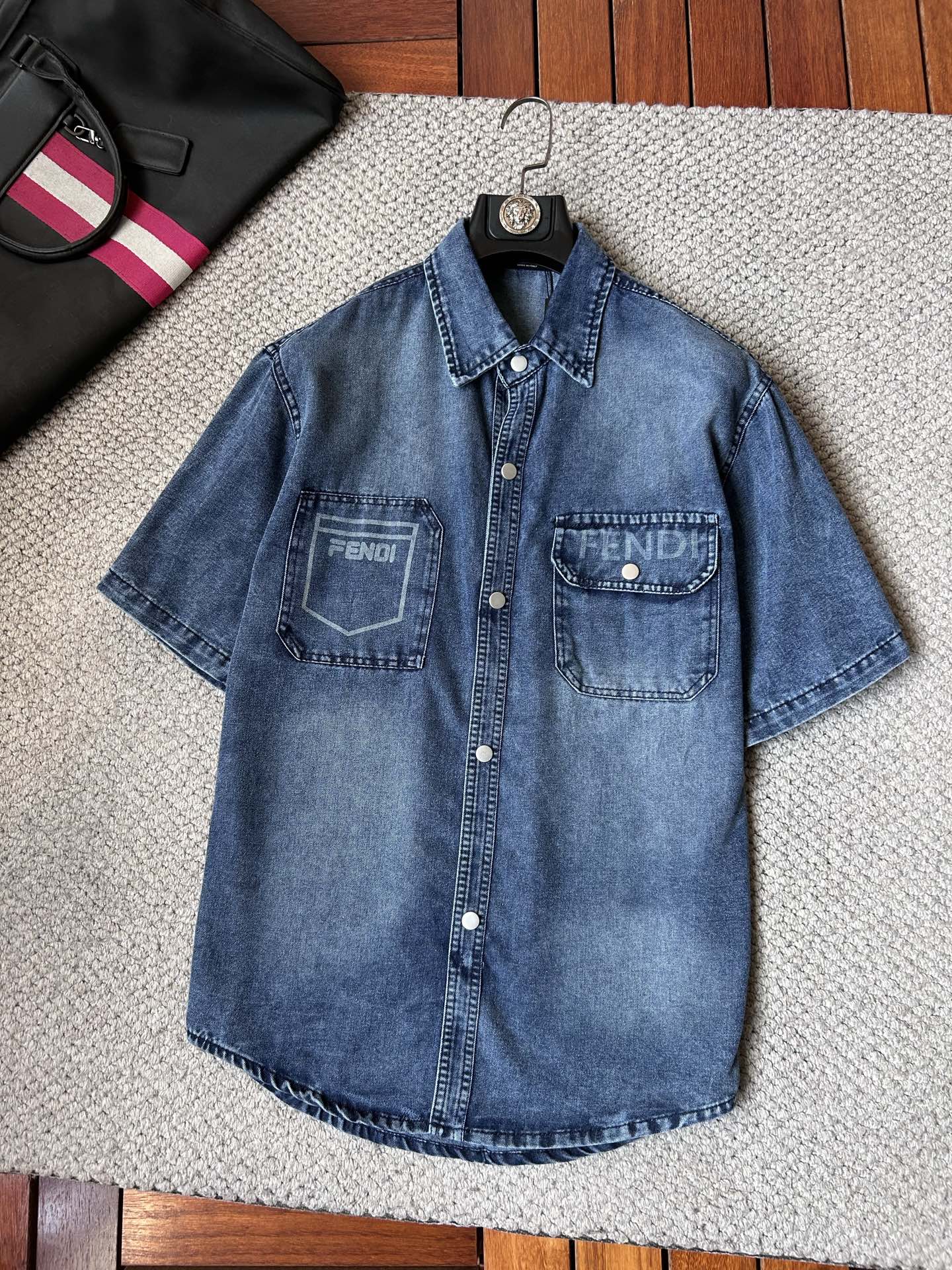 NO:908423,Fen's short-sleeved shirt style denim jacket is made of imported denim fabrics, logo jacquard, heavy industrial washing, shirt-type top jacket, embellished with hardware buttons, crisp and stylish, with a unique angle and a new interpretation. It is the first choice for fashion and versatility!  Size M-3XL,,jackets & coats,T-shirt,19860909芬 ‘’短袖衬衣款牛仔外套 精选进口丹宁牛仔面料,logo提花,重工洗水,衬衣型上衣外套,五金纽扣点缀,挺括有型,独有的角度全新演绎 时尚百搭首选！码数M-3XL,,jackets & coats,T-shirt,,Men's clothing