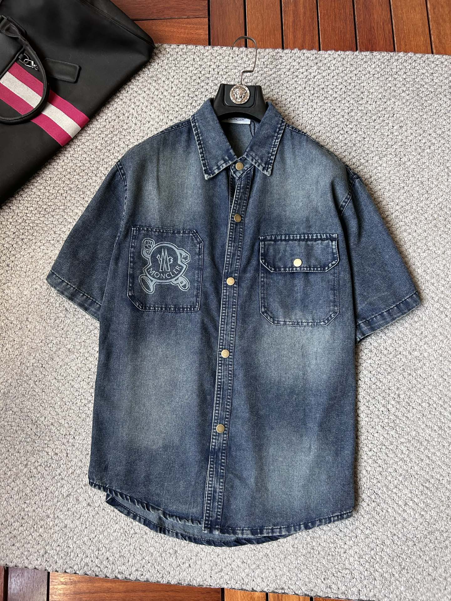 NO:908427,Meng's short-sleeved shirt style denim jacket is made of imported denim fabrics, logo jacquard, heavy industrial washing, shirt-type top jacket, embellished with hardware buttons, crisp and stylish, a new interpretation from a unique angle, the first choice for fashion and versatility!  Size M-3XL,,jackets & coats,T-shirt,19860909蒙 ‘’短袖衬衣款牛仔外套 精选进口丹宁牛仔面料,logo提花,重工洗水,衬衣型上衣外套,五金纽扣点缀,挺括有型,独有的角度全新演绎 时尚百搭首选！码数M-3XL,,jackets & coats,T-shirt,,Men's clothing