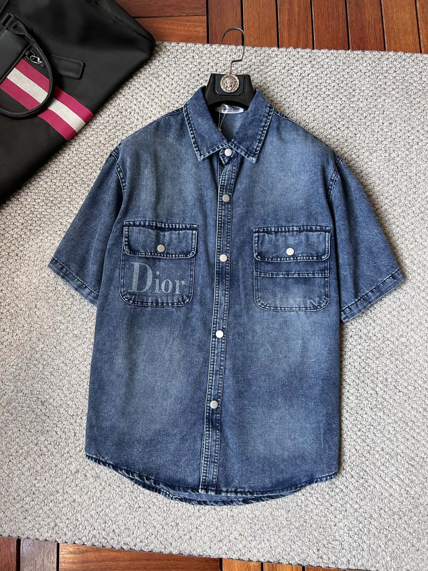 NO:908431,dr ‘’ short-sleeved shirt style denim jacket is made of imported denim denim fabric, logo jacquard, heavy industrial washing, shirt-type top jacket, embellished with hardware buttons, crisp and stylish, unique angle new interpretation, fashionable and versatile first choice!  Size M-3XL,,jackets & coats,T-shirt,19860909dr ‘’短袖衬衣款牛仔外套 精选进口丹宁牛仔面料,logo提花,重工洗水,衬衣型上衣外套,五金纽扣点缀,挺括有型,独有的角度全新演绎 时尚百搭首选！码数M-3XL,,jackets & coats,T-shirt,,Men's clothing