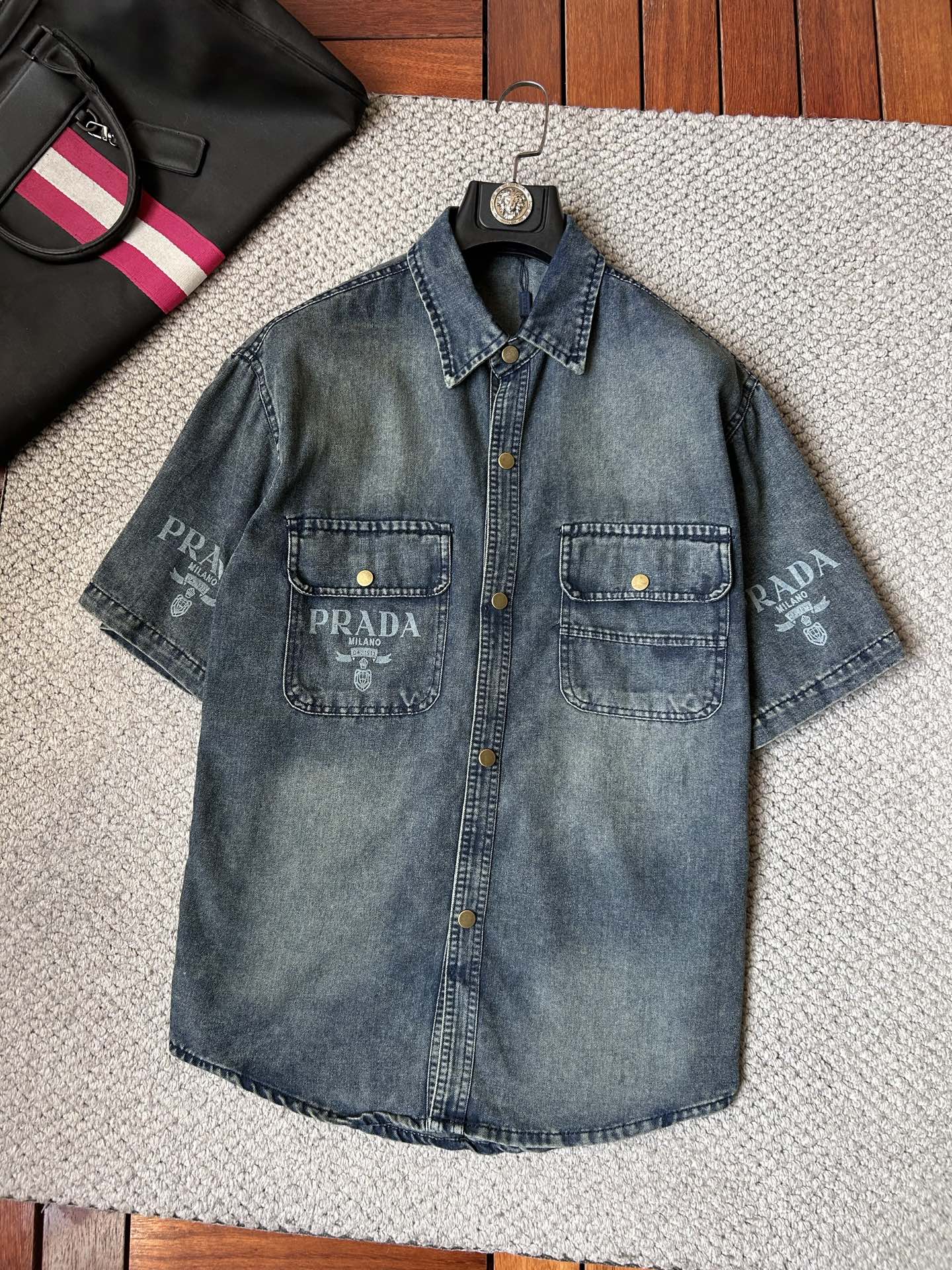 NO:908435,Pula's short-sleeved shirt-style denim jacket is made of imported denim fabrics, logo jacquard, heavy industrial washing, shirt-type top jacket, embellished with hardware buttons, crisp and stylish, with a unique angle and a new interpretation. It is the first choice for fashion and versatility!  Size M-3XL,,prada,jackets & coats,T-shirt,19860909普拉 ‘’短袖衬衣款牛仔外套 精选进口丹宁牛仔面料,logo提花,重工洗水,衬衣型上衣外套,五金纽扣点缀,挺括有型,独有的角度全新演绎 时尚百搭首选！码数M-3XL,,prada,jackets & coats,T-shirt,,Men's clothing