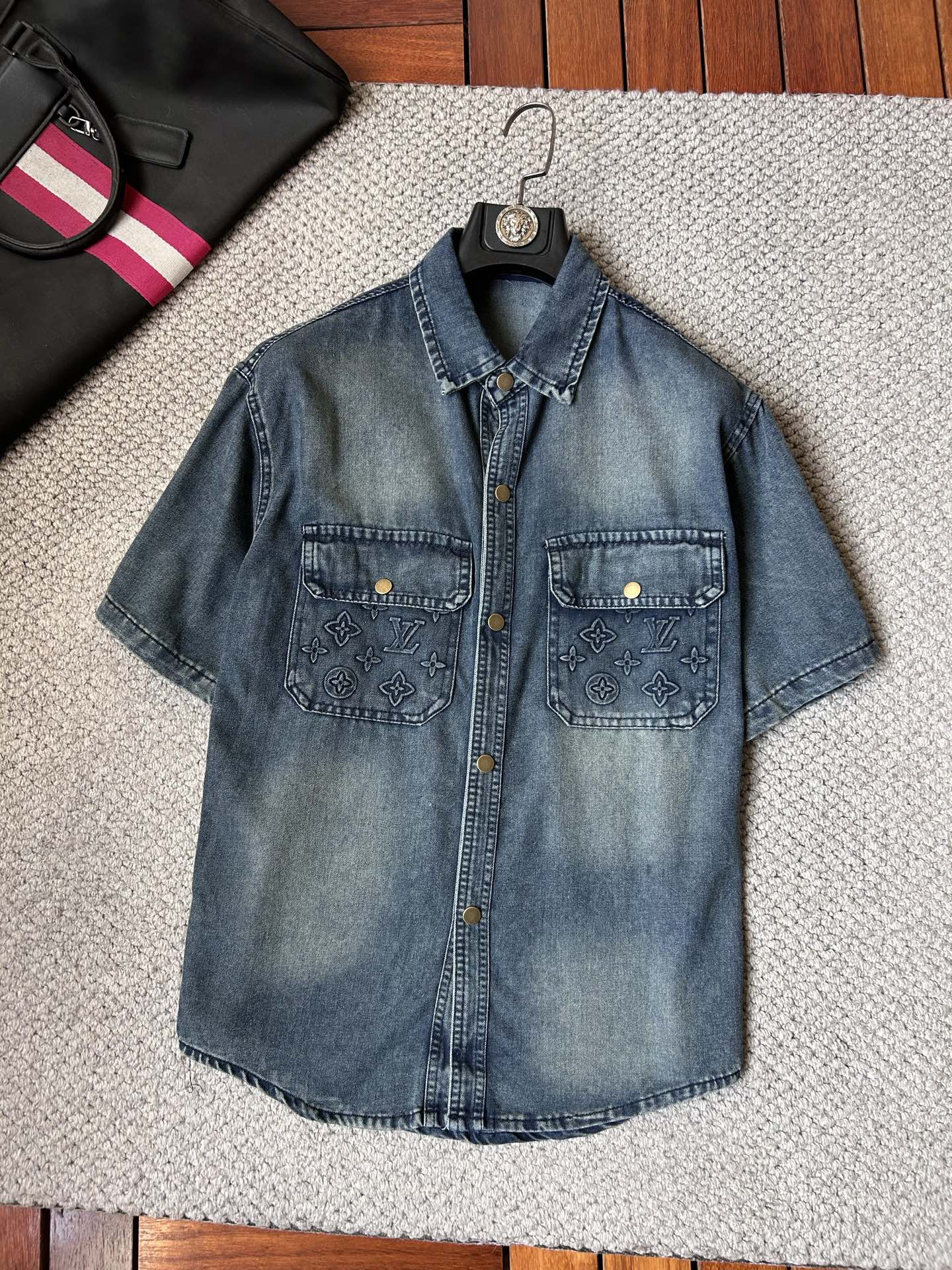 NO:934568,LV’s short-sleeved shirt-style denim jacket is made of imported denim fabric, logo jacquard, heavy industrial washing, shirt-type top jacket, embellished with hardware buttons, crisp and stylish, a new interpretation from a unique angle, fashionable and versatile!  Size M-3XL,,louis vuitton,jackets & coats,T-shirt,19860909LV ‘’短袖衬衣款牛仔外套 精选进口丹宁牛仔面料,logo提花,重工洗水,衬衣型上衣外套,五金纽扣点缀,挺括有型,独有的角度全新演绎 时尚百搭首选！码数M-3XL,,louis vuitton,jackets & coats,T-shirt,,Men's clothing