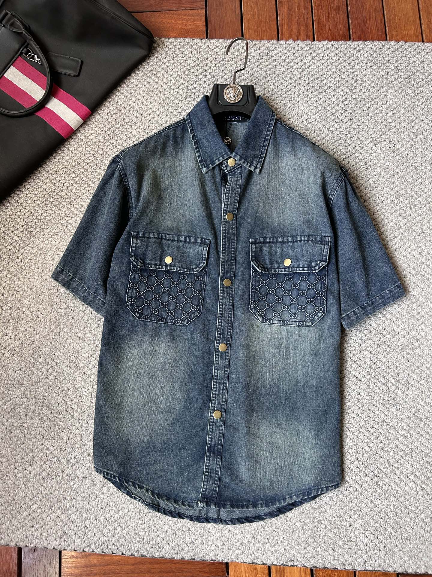 NO:934600,Vintage ‘’short-sleeved shirt style denim jacket. Selected imported denim denim fabric, logo jacquard, heavy industrial washing, shirt-type top jacket, embellished with hardware buttons, crisp and stylish, unique angle new interpretation, fashionable and versatile first choice!  Size M-3XL,,jackets & coats,T-shirt,19860909古 ‘’短袖衬衣款牛仔外套 精选进口丹宁牛仔面料,logo提花,重工洗水,衬衣型上衣外套,五金纽扣点缀,挺括有型,独有的角度全新演绎 时尚百搭首选！码数M-3XL,,jackets & coats,T-shirt,,Men's clothing