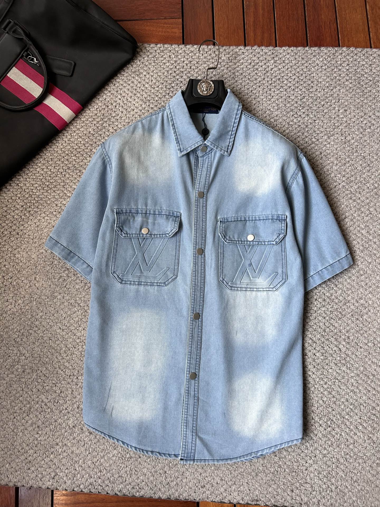 NO:934594,LV’s short-sleeved shirt-style denim jacket is made of imported denim fabric, logo jacquard, heavy industrial washing, shirt-type top jacket, embellished with hardware buttons, crisp and stylish, a new interpretation from a unique angle, fashionable and versatile!  Size M-3XL,,louis vuitton,jackets & coats,T-shirt,19860909LV ‘’短袖衬衣款牛仔外套 精选进口丹宁牛仔面料,logo提花,重工洗水,衬衣型上衣外套,五金纽扣点缀,挺括有型,独有的角度全新演绎 时尚百搭首选！码数M-3XL,,louis vuitton,jackets & coats,T-shirt,,Men's clothing
