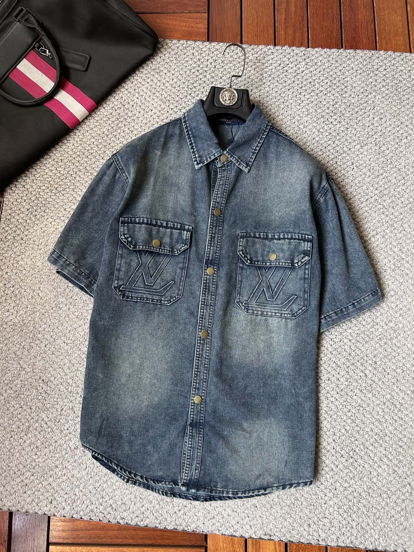 NO:908439,LV’s short-sleeved shirt-style denim jacket is made of imported denim fabric, logo jacquard, heavy industrial washing, shirt-type top jacket, embellished with hardware buttons, crisp and stylish, a new interpretation from a unique angle, fashionable and versatile!  Size M-3XL,,louis vuitton,jackets & coats,T-shirt,19860909LV ‘’短袖衬衣款牛仔外套 精选进口丹宁牛仔面料,logo提花,重工洗水,衬衣型上衣外套,五金纽扣点缀,挺括有型,独有的角度全新演绎 时尚百搭首选！码数M-3XL,,louis vuitton,jackets & coats,T-shirt,,Men's clothing
