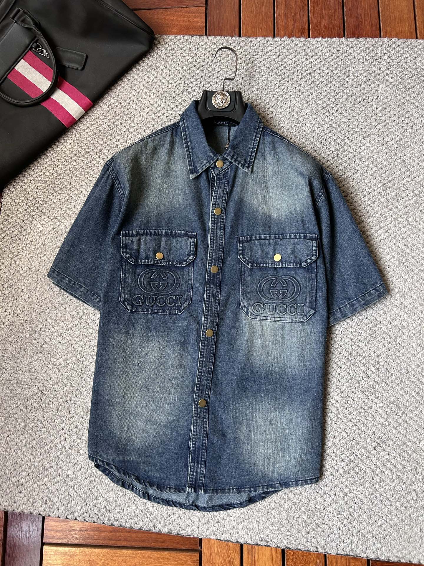 NO:934590,Vintage ‘’short-sleeved shirt style denim jacket. Selected imported denim denim fabric, logo jacquard, heavy industrial washing, shirt-type top jacket, embellished with hardware buttons, crisp and stylish, unique angle new interpretation, fashionable and versatile first choice!  Size M-3XL,,jackets & coats,T-shirt,19860909古 ‘’短袖衬衣款牛仔外套 精选进口丹宁牛仔面料,logo提花,重工洗水,衬衣型上衣外套,五金纽扣点缀,挺括有型,独有的角度全新演绎 时尚百搭首选！码数M-3XL,,jackets & coats,T-shirt,,Men's clothing