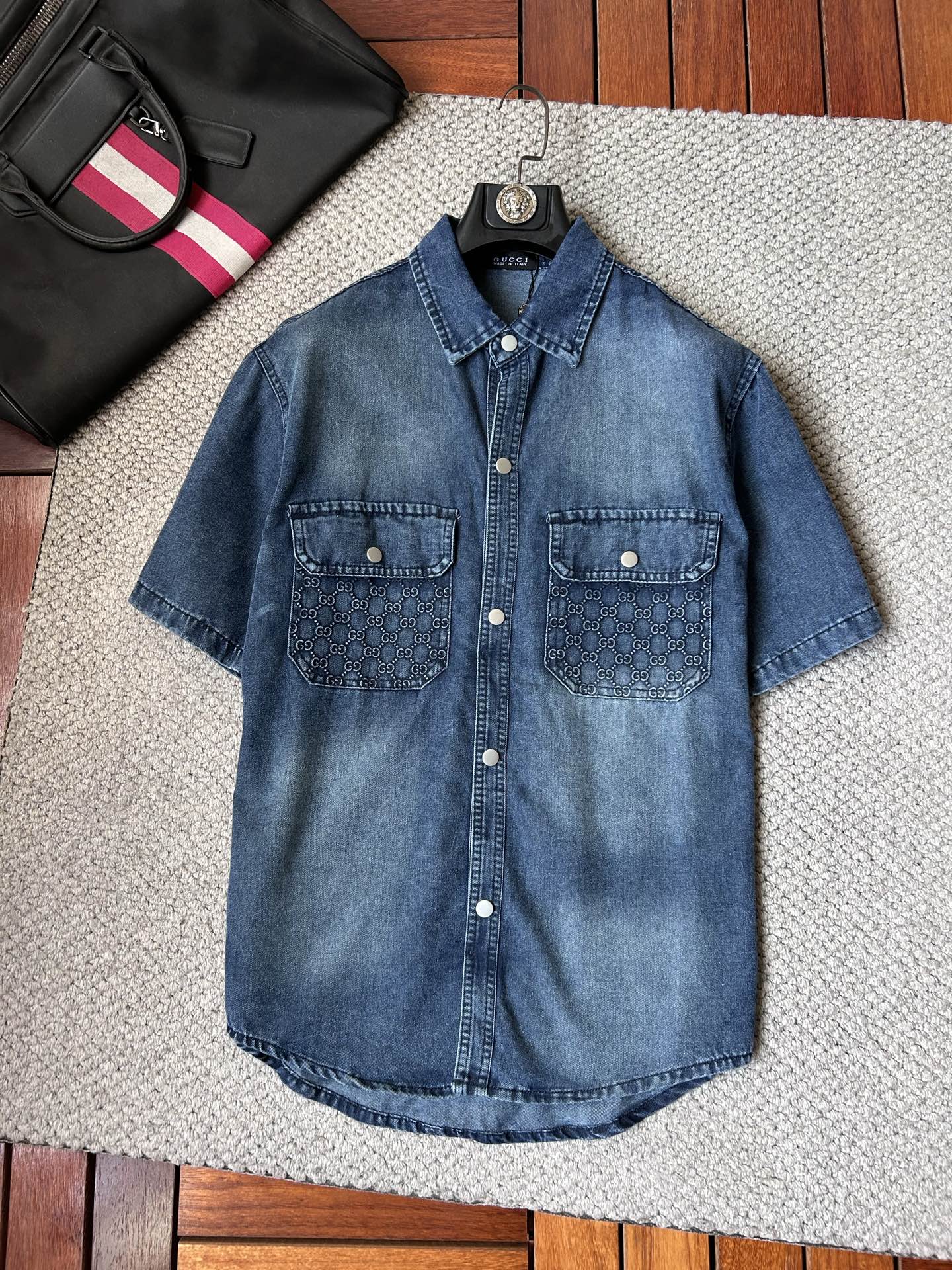 NO:908404,Vintage ‘’short-sleeved shirt style denim jacket. Selected imported denim denim fabric, logo jacquard, heavy industrial washing, shirt-type top jacket, embellished with hardware buttons, crisp and stylish, unique angle new interpretation, fashionable and versatile first choice!  Size M-3XL,,jackets & coats,T-shirt,19860909古 ‘’短袖衬衣款牛仔外套 精选进口丹宁牛仔面料,logo提花,重工洗水,衬衣型上衣外套,五金纽扣点缀,挺括有型,独有的角度全新演绎 时尚百搭首选！码数M-3XL,,jackets & coats,T-shirt,,Men's clothing