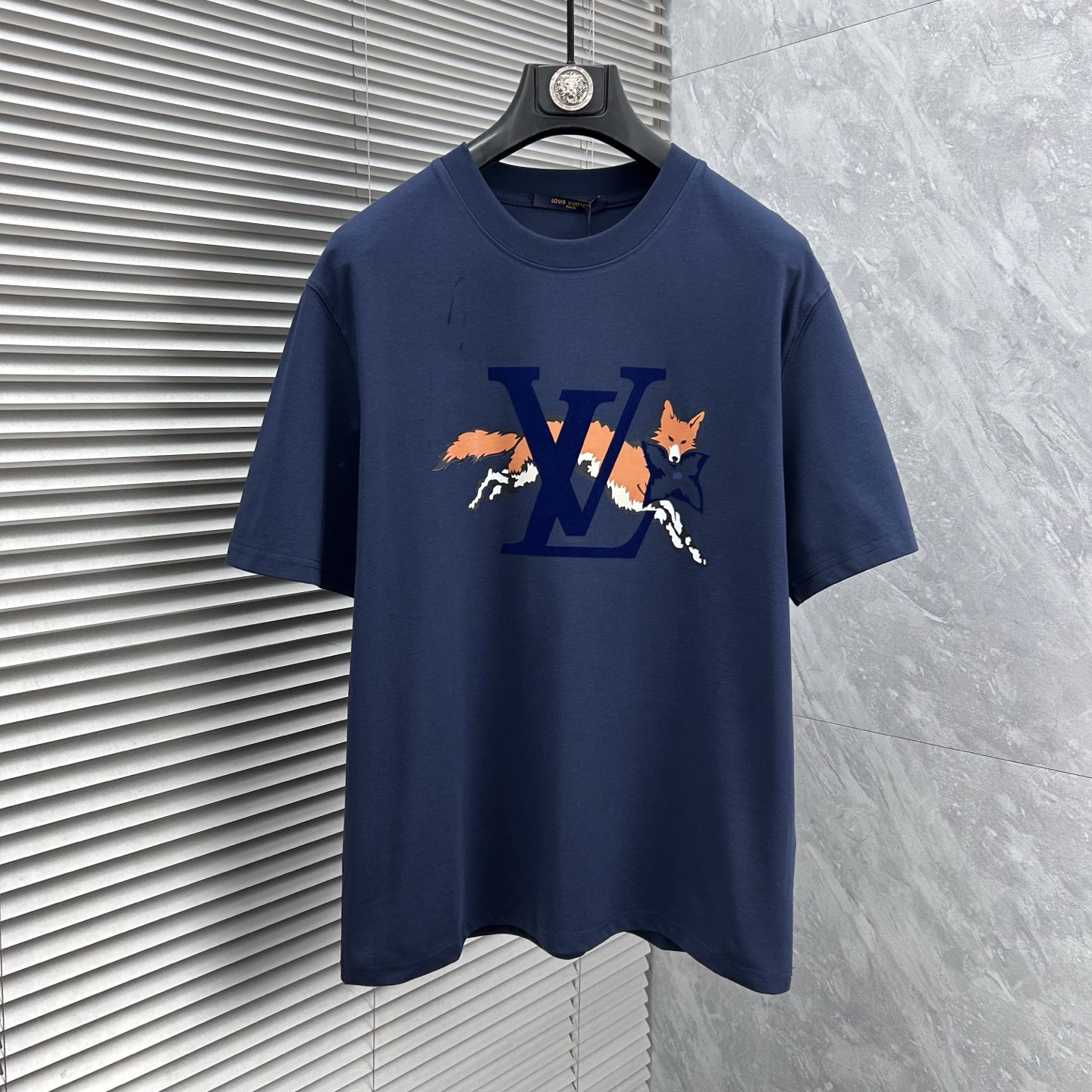 NO:877383,LV 2026 spring and summer new products Mercerized cotton round neck short-sleeved T-shirt Counter size M-XXXL 175/140 recommended L, Louis Vuitton, T-shirt, tees, t-shirt,19860909LV 2026年春夏新品上新 丝光棉圆领短袖T恤 专柜码数M-XXXL 175/140建议L,,louis vuitton,T-shirt,tees，t-shirt,,Men's clothing
