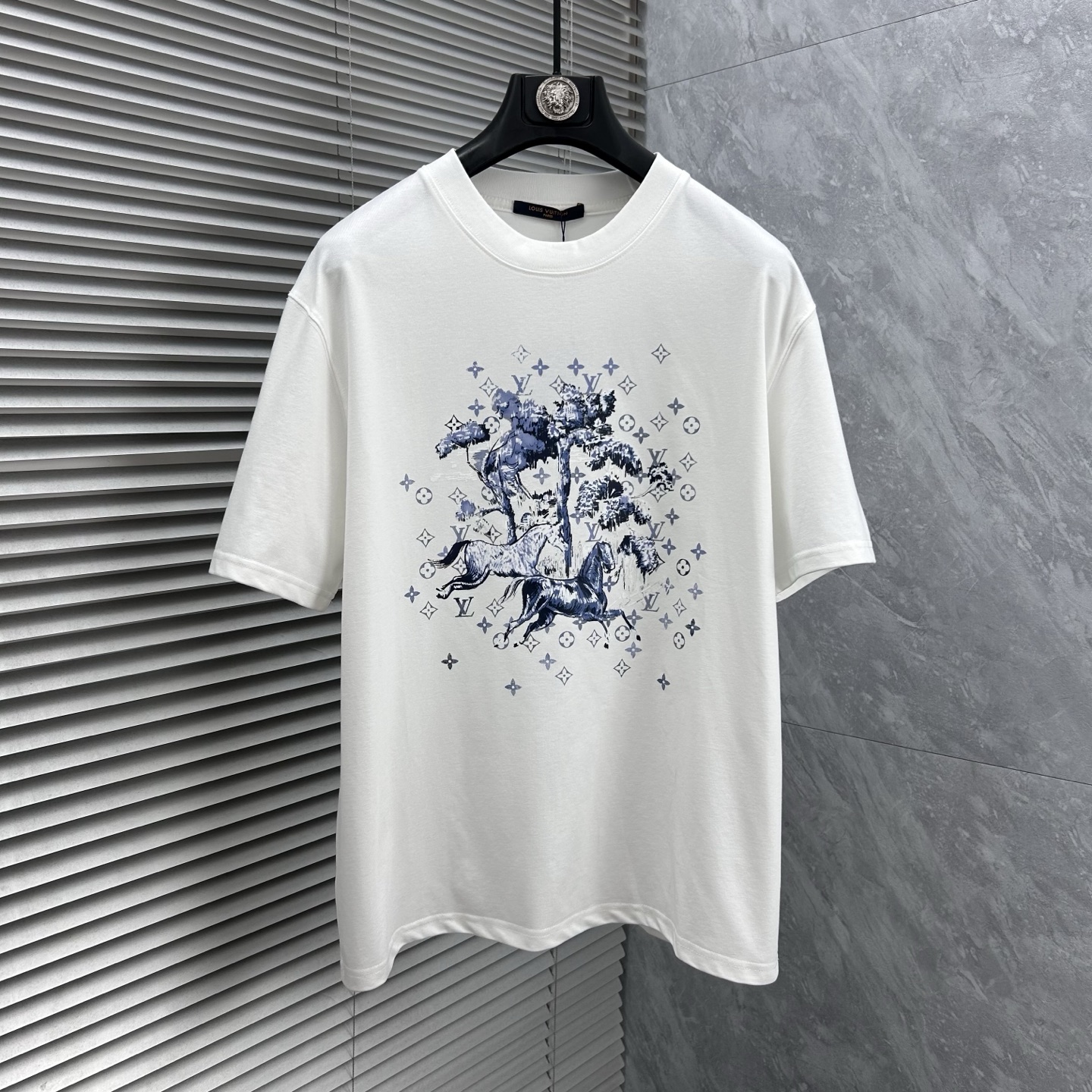 NO:877359,LV 2026 spring and summer new products Mercerized cotton round neck short-sleeved T-shirt Counter size M-XXXL 175/140 recommended L, Louis Vuitton, T-shirt, tees, t-shirt,19860909LV 2026年春夏新品上新 丝光棉圆领短袖T恤 专柜码数M-XXXL 175/140建议L,,louis vuitton,T-shirt,tees，t-shirt,,Men's clothing
