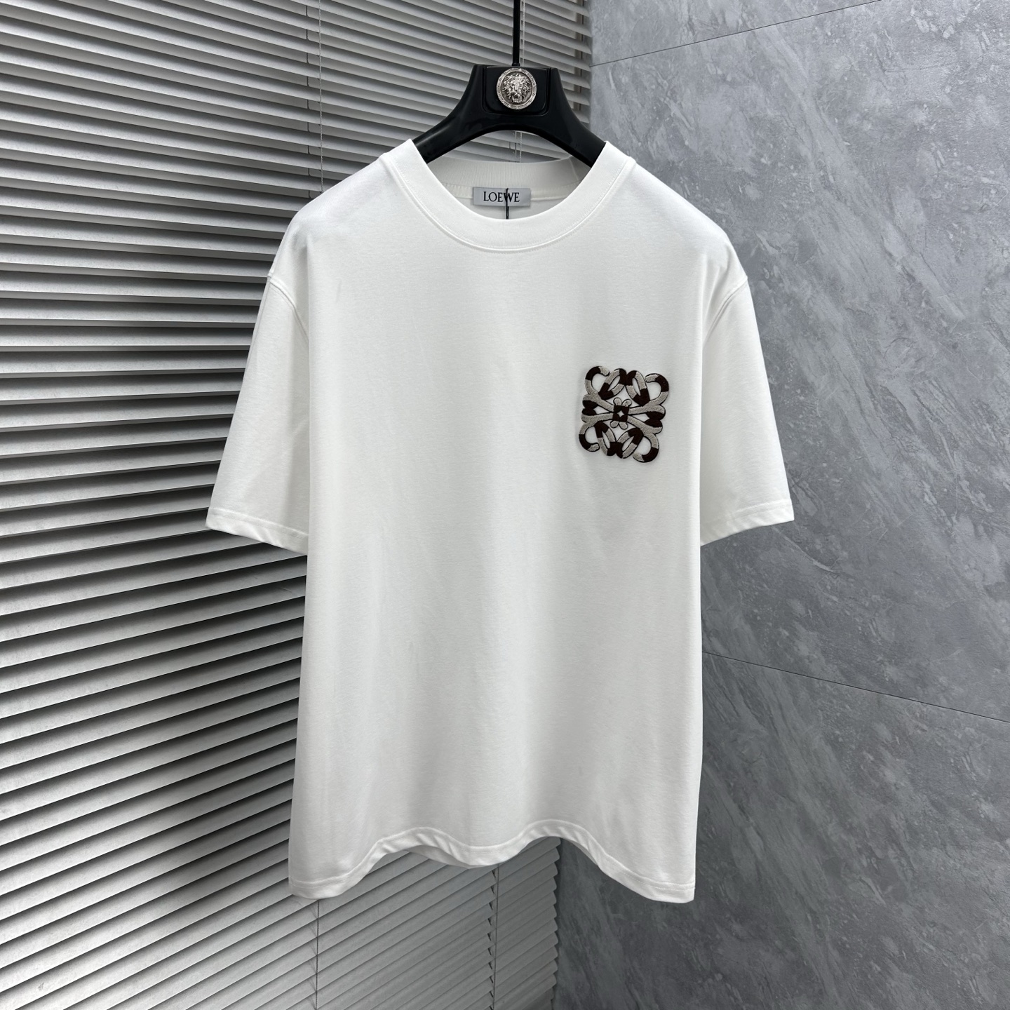 NO:877345,Loewe's 2026 spring and summer new products, mercerized cotton round neck short-sleeved T-shirt, counter size M-XXXL 175/140, recommended L,, loewe, T-shirt, tees, t-shirt,19860909罗意‘’2026年春夏新品上新 丝光棉圆领短袖T恤 专柜码数M-XXXL 175/140建议L,,loewe,T-shirt,tees，t-shirt,,Men's clothing