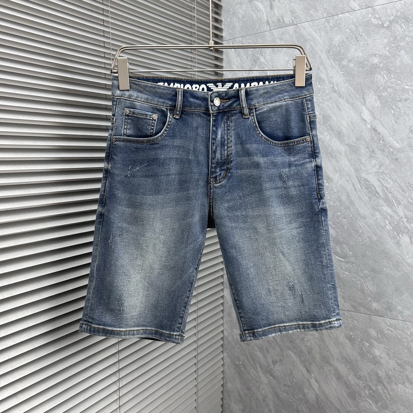 NO:877444,Ama's 2026 spring and summer new men's jeans are made of imported denim fabrics, heavy-duty and environmentally friendly washing, soft to the touch and wear-resistant, small straight version, slightly elastic, slimming, perfect details, high-quality hardware and accessories, fine workmanship, extraordinary, code number 28-38, shipped next day,,jeans,19860909阿玛‘’ 2026春夏新款男士牛仔裤 精选进口丹宁牛仔面料 重工环保洗水 手感柔和 兼备耐磨性 版型小直筒 微弹力显瘦修身,细节完美,五金辅料精选高等品质,做工精细,绝非凡品,码数28-38,隔天出货,,jeans,,Men's clothing