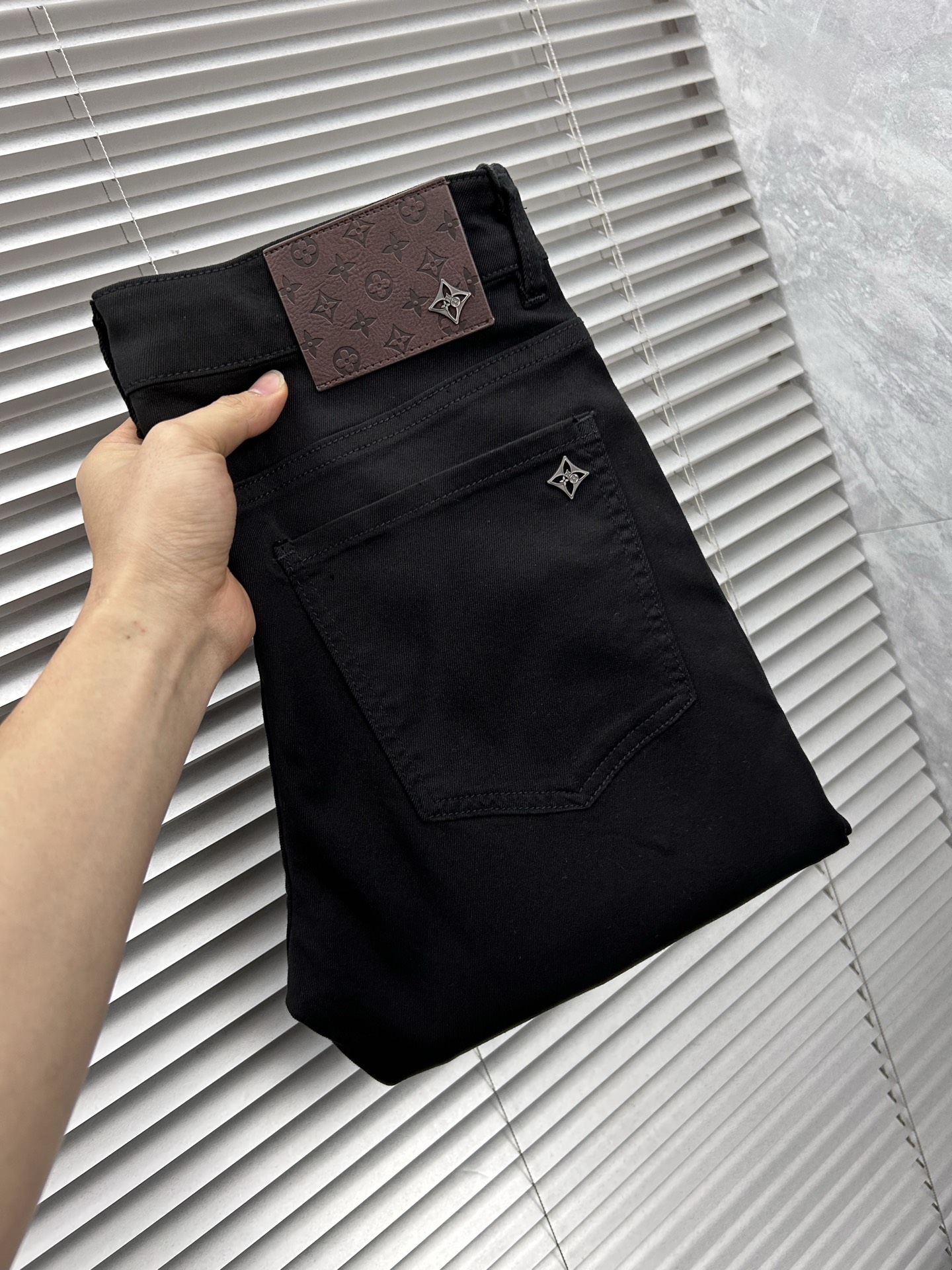 NO:877440,lv‘’ 2026 spring and summer new men’s jeans. Selected imported denim denim fabrics. Heavy-duty environmentally friendly washing. Soft feel and wear resistance. Small straight version. Micro-elasticity makes you slim and slim. Perfect details. High-quality hardware and accessories. Fine workmanship. Unparalleled. Code number 28-38. Shipped next day. Louis Vuitton Jeans.19860909lv‘’ 2026春夏新款男士牛仔裤 精选进口丹宁牛仔面料 重工环保洗水 手感柔和 兼备耐磨性 版型小直筒 微弹力显瘦修身,细节完美,五金辅料精选高等品质,做工精细,绝非凡品,码数28-38,隔天出货,,louis vuitton,jeans,,Men's clothing