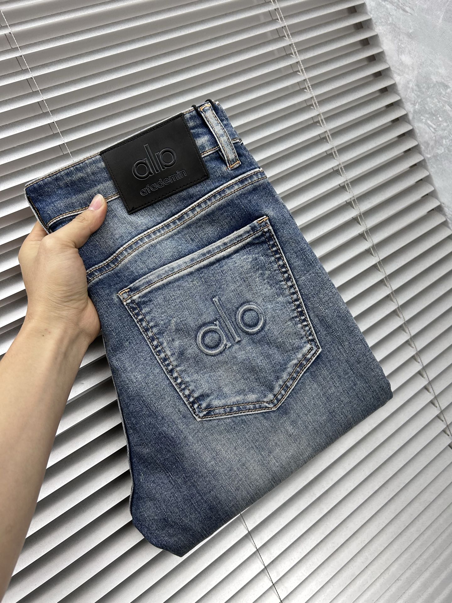 NO:877435,alo‘’ 2026 spring and summer new men’s jeans. Selected imported denim denim fabric. Heavy-duty environmentally friendly washing. Soft feel and wear resistance. Small straight version. Micro-elasticity makes you slim and slim. Perfect details. High-quality hardware and accessories. Fine workmanship. Unparalleled. Code number 28-38. Ships next day. Jeans.19860909alo‘’ 2026春夏新款男士牛仔裤 精选进口丹宁牛仔面料 重工环保洗水 手感柔和 兼备耐磨性 版型小直筒 微弹力显瘦修身,细节完美,五金辅料精选高等品质,做工精细,绝非凡品,码数28-38,隔天出货,,jeans,,Men's clothing