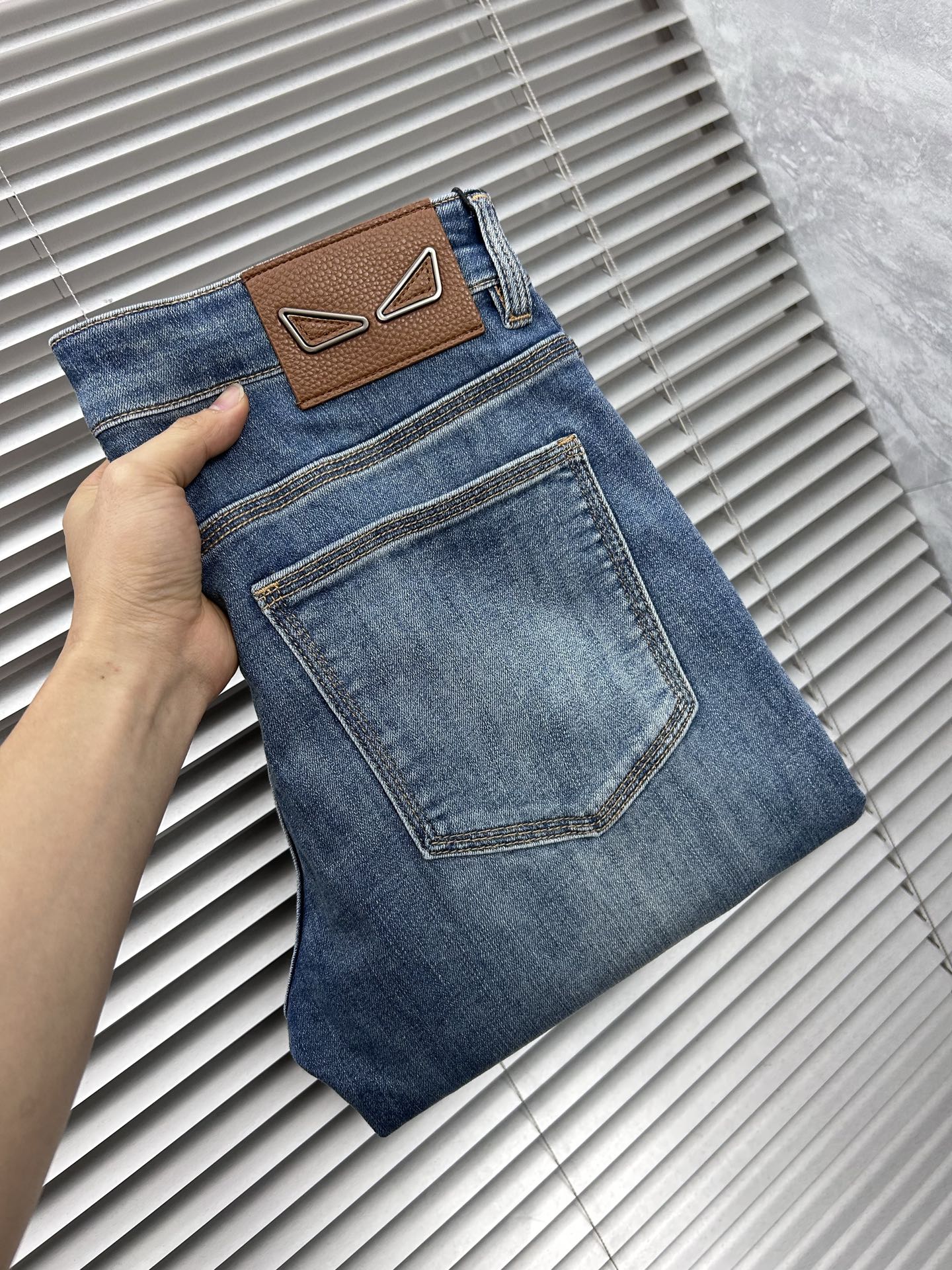 NO:877431,Fen’’ 2026 spring and summer new men’s jeans are made of imported denim fabrics, heavy-duty environmentally friendly washing, soft to the touch and wear-resistant, small straight version, slightly elastic, slimming, perfect details, high-quality hardware and accessories, fine workmanship, extraordinary, code number 28-38, shipped next day,,jeans,19860909芬‘’ 2026春夏新款男士牛仔裤 精选进口丹宁牛仔面料 重工环保洗水 手感柔和 兼备耐磨性 版型小直筒 微弹力显瘦修身,细节完美,五金辅料精选高等品质,做工精细,绝非凡品,码数28-38,隔天出货,,jeans,,Men's clothing