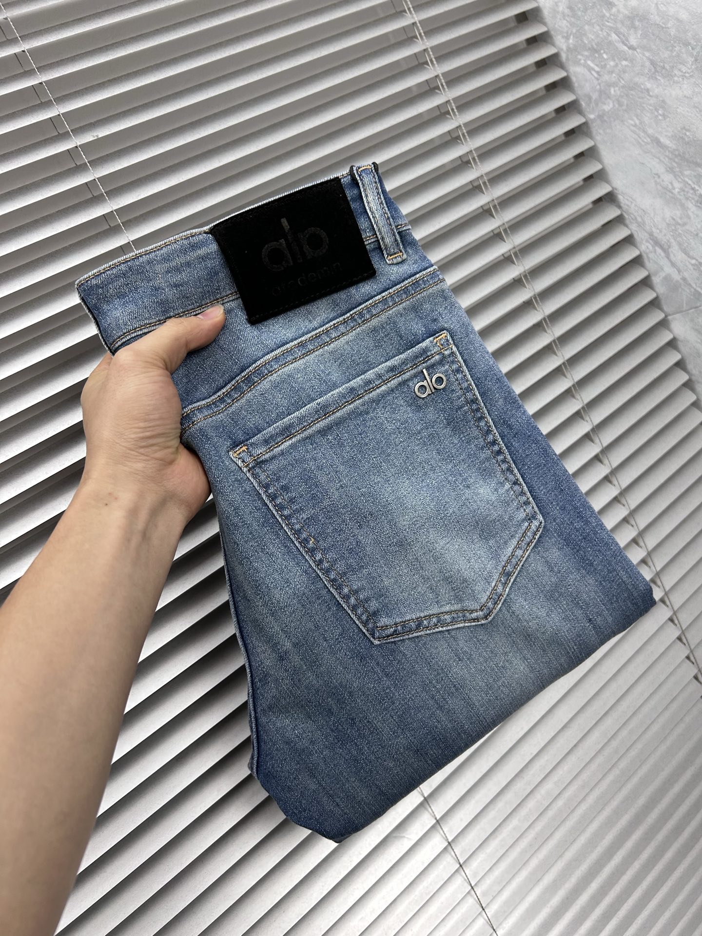 NO:877427,alo‘’ 2026 spring and summer new men’s jeans. Selected imported denim denim fabric. Heavy-duty environmentally friendly washing. Soft feel and wear resistance. Small straight version. Micro-elasticity makes you slim and slim. Perfect details. High-quality hardware and accessories. Fine workmanship. Unparalleled. Code number 28-38. Ships next day. Jeans.19860909alo‘’ 2026春夏新款男士牛仔裤 精选进口丹宁牛仔面料 重工环保洗水 手感柔和 兼备耐磨性 版型小直筒 微弹力显瘦修身,细节完美,五金辅料精选高等品质,做工精细,绝非凡品,码数28-38,隔天出货,,jeans,,Men's clothing