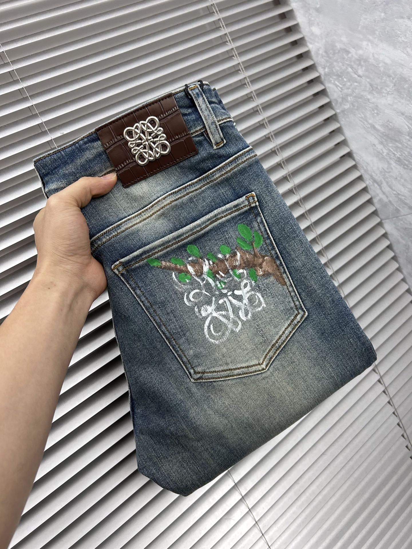 NO:877424,Loewe’s 2026 spring and summer new men’s jeans are made of imported denim fabrics, heavy-duty and environmentally friendly washing, soft to the touch and wear-resistant, small straight version, slightly elastic, slimming, perfect details, high-quality hardware and accessories, fine workmanship, extraordinary, code number 28-38, shipped next day,,loewe,jeans,19860909罗意’ 2026春夏新款男士牛仔裤 精选进口丹宁牛仔面料 重工环保洗水 手感柔和 兼备耐磨性 版型小直筒 微弹力显瘦修身,细节完美,五金辅料精选高等品质,做工精细,绝非凡品,码数28-38,隔天出货,,loewe,jeans,,Men's clothing