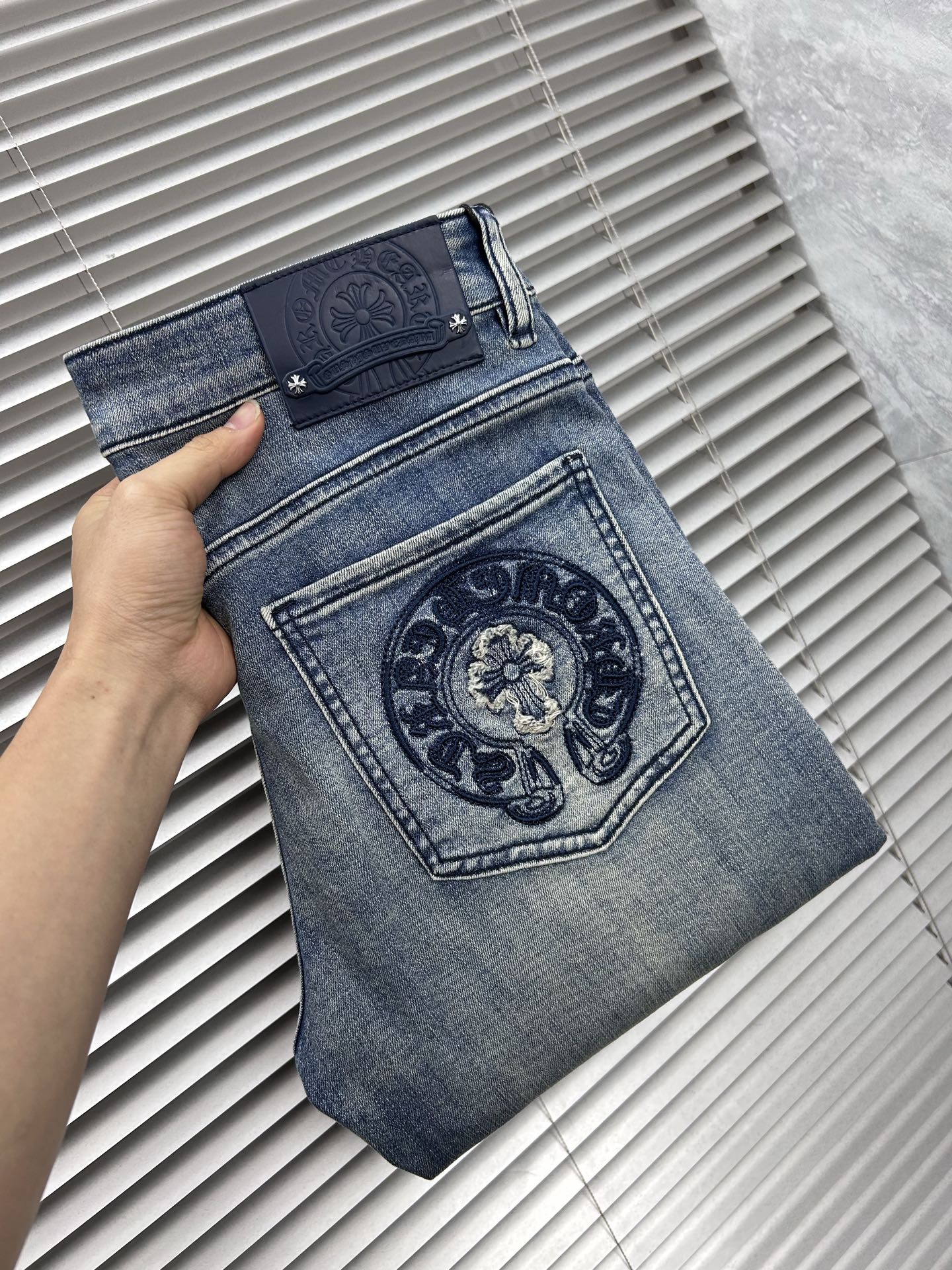NO:877414,Cro's 2026 spring and summer new men's jeans. Selected imported denim denim fabric. Heavy-duty environmentally friendly washing. Soft feel and wear resistance. Small straight version. Micro-elasticity makes you slim and slim. Perfect details. High-quality hardware and accessories. Fine workmanship. Unparalleled. Code number 28-38. Shipped next day. Chrome hearts, jeans,19860909克罗‘’ 2026春夏新款男士牛仔裤 精选进口丹宁牛仔面料 重工环保洗水 手感柔和 兼备耐磨性 版型小直筒 微弹力显瘦修身,细节完美,五金辅料精选高等品质,做工精细,绝非凡品,码数28-38,隔天出货,,chrome hearts,jeans,,Men's clothing
