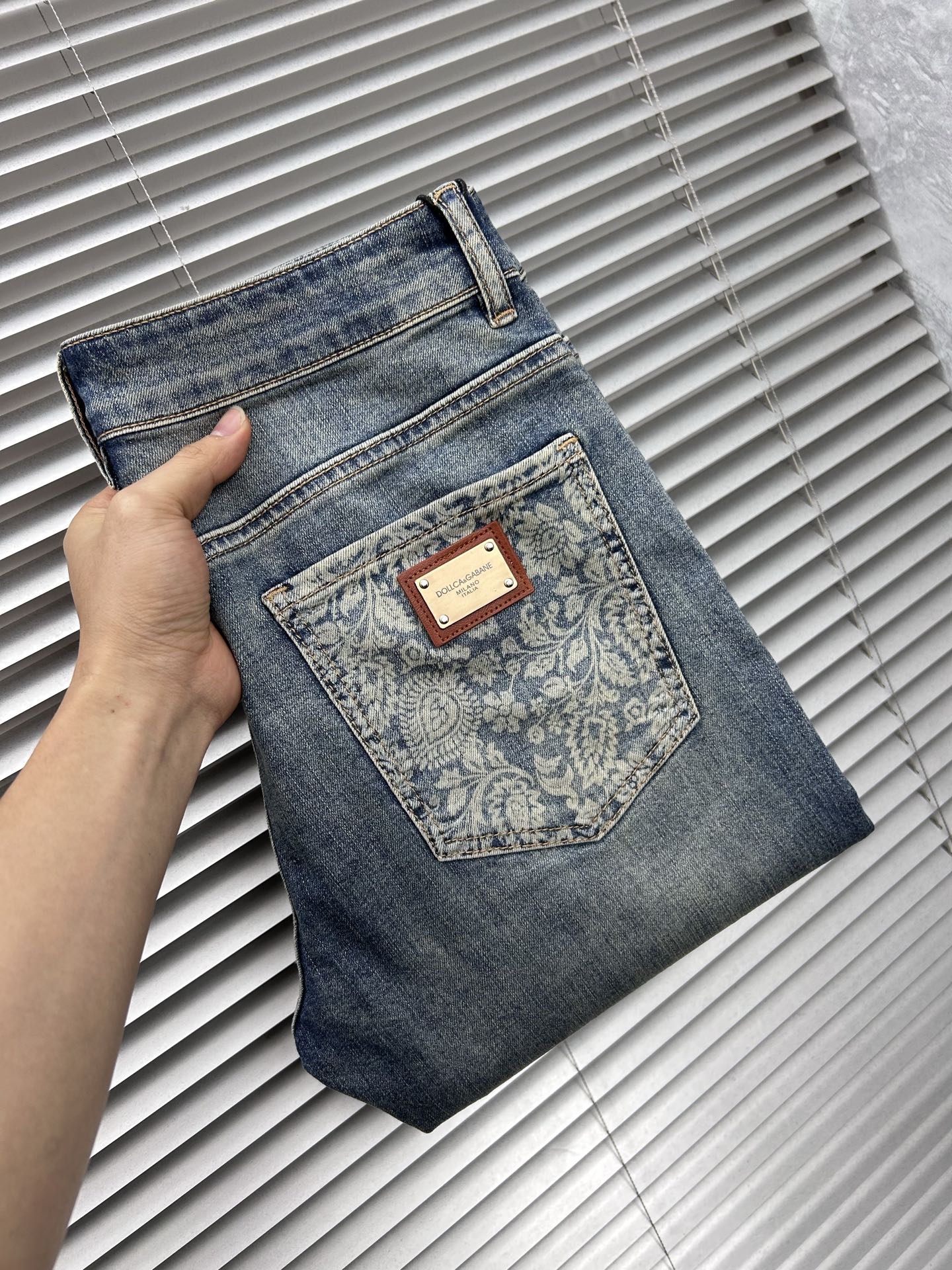 NO:877418,DG’ 2026 spring and summer new men’s jeans. Selected imported denim denim fabric. Heavy-duty environmentally friendly washing. Soft feel and wear resistance. Small straight version. Micro-elasticity makes you slim and slim. Perfect details. High-quality hardware and accessories. Fine workmanship. Unparalleled. Code number 28-38. Ships next day. Jeans.19860909DG’ 2026春夏新款男士牛仔裤 精选进口丹宁牛仔面料 重工环保洗水 手感柔和 兼备耐磨性 版型小直筒 微弹力显瘦修身,细节完美,五金辅料精选高等品质,做工精细,绝非凡品,码数28-38,隔天出货,,jeans,,Men's clothing