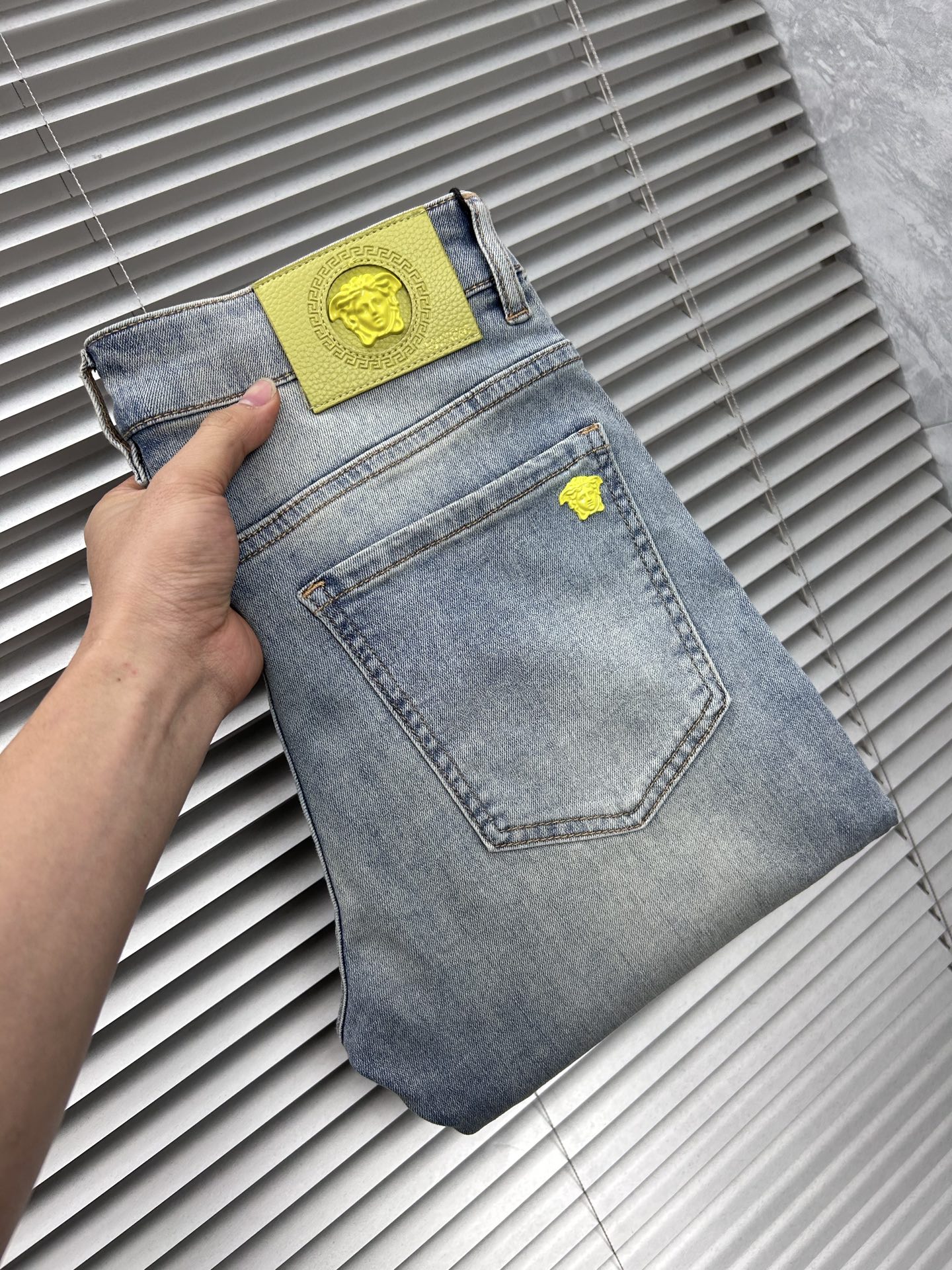 NO:877401,Versace's 2026 spring and summer new men's jeans are made of imported denim fabrics, heavy-duty and environmentally friendly washing, soft to the touch and wear-resistant, small straight version, slightly elastic, slimming, perfect details, high-quality hardware and accessories, fine workmanship, extraordinary, code number 28-38, shipped next day,,versace,jeans,19860909范思‘’ 2026春夏新款男士牛仔裤 精选进口丹宁牛仔面料 重工环保洗水 手感柔和 兼备耐磨性 版型小直筒 微弹力显瘦修身,细节完美,五金辅料精选高等品质,做工精细,绝非凡品,码数28-38,隔天出货,,versace,jeans,,Men's clothing