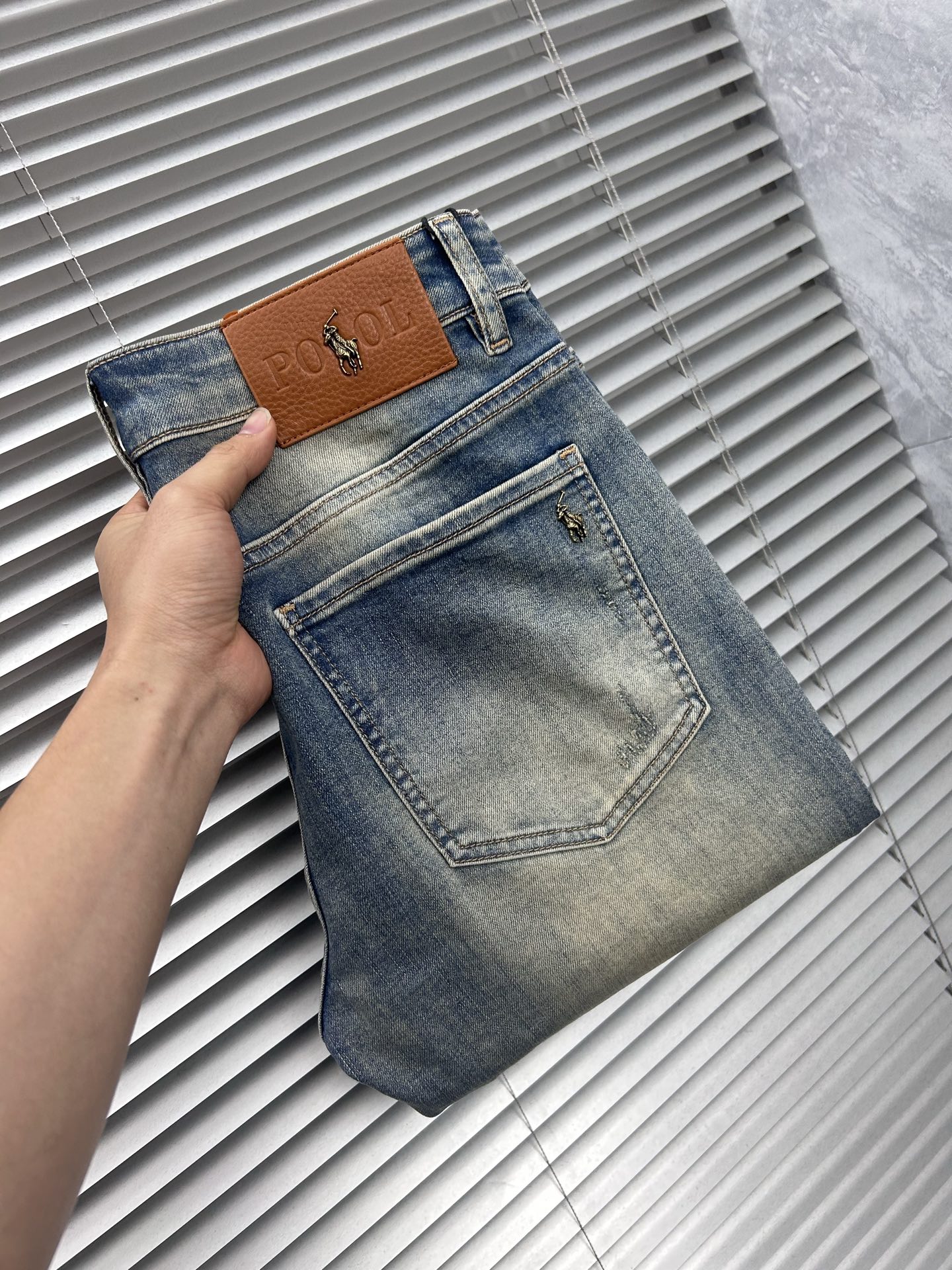 NO:877396,Bao ‘’ 2026 spring and summer new men’s jeans. Selected imported denim denim fabric. Heavy-duty environmentally friendly washing. Soft feel and wear resistance. Small straight version. Micro-elasticity makes you slim and slim. Perfect details. High-quality hardware and accessories. Fine workmanship. Unparalleled. Code number 28-38. Ships next day. Jeans.19860909保‘’ 2026春夏新款男士牛仔裤 精选进口丹宁牛仔面料 重工环保洗水 手感柔和 兼备耐磨性 版型小直筒 微弹力显瘦修身,细节完美,五金辅料精选高等品质,做工精细,绝非凡品,码数28-38,隔天出货,,jeans,,Men's clothing