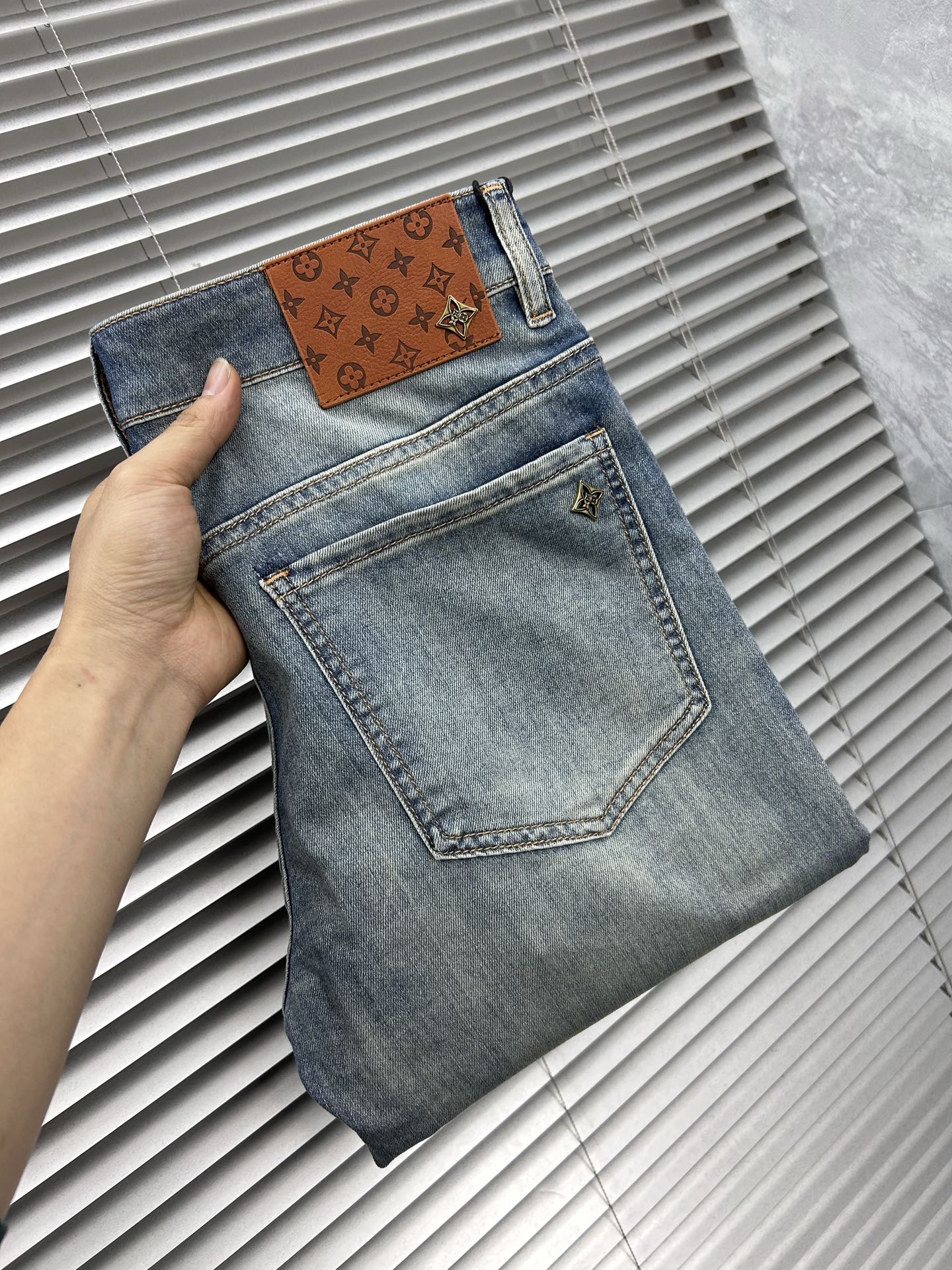 NO:877384,LV's 2026 spring and summer new men's jeans are made of imported denim fabrics, heavy-duty environmentally friendly washing, soft to the touch and wear-resistant, small straight version, slightly elastic, slimming, perfect details, high-quality hardware and accessories, fine workmanship, extraordinary, code number 28-38, shipped next day, louis vuitton, jeans,19860909LV‘’ 2026春夏新款男士牛仔裤 精选进口丹宁牛仔面料 重工环保洗水 手感柔和 兼备耐磨性 版型小直筒 微弹力显瘦修身,细节完美,五金辅料精选高等品质,做工精细,绝非凡品,码数28-38,隔天出货,,louis vuitton,jeans,,Men's clothing