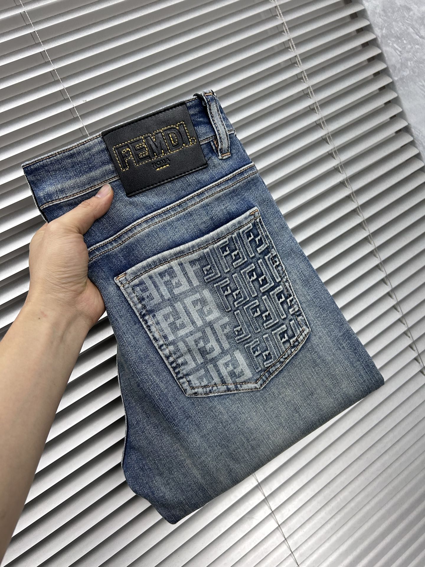 NO:877378,Fen’’ 2026 spring and summer new men’s jeans are made of imported denim fabrics, heavy-duty environmentally friendly washing, soft to the touch and wear-resistant, small straight version, slightly elastic, slimming, perfect details, high-quality hardware and accessories, fine workmanship, extraordinary, code number 28-38, shipped next day,,jeans,19860909芬‘’ 2026春夏新款男士牛仔裤 精选进口丹宁牛仔面料 重工环保洗水 手感柔和 兼备耐磨性 版型小直筒 微弹力显瘦修身,细节完美,五金辅料精选高等品质,做工精细,绝非凡品,码数28-38,隔天出货,,jeans,,Men's clothing