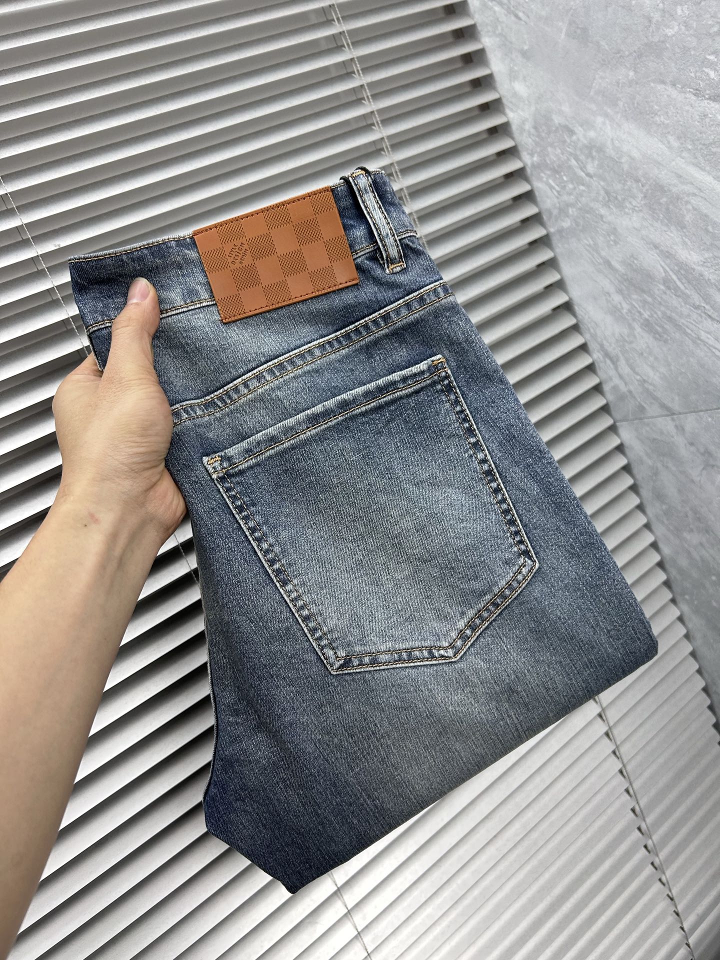 NO:877372,LV's 2026 spring and summer new men's jeans are made of imported denim fabrics, heavy-duty environmentally friendly washing, soft to the touch and wear-resistant, small straight version, slightly elastic, slimming, perfect details, high-quality hardware and accessories, fine workmanship, extraordinary, code number 28-38, shipped next day, louis vuitton, jeans,19860909LV‘’ 2026春夏新款男士牛仔裤 精选进口丹宁牛仔面料 重工环保洗水 手感柔和 兼备耐磨性 版型小直筒 微弹力显瘦修身,细节完美,五金辅料精选高等品质,做工精细,绝非凡品,码数28-38,隔天出货,,louis vuitton,jeans,,Men's clothing